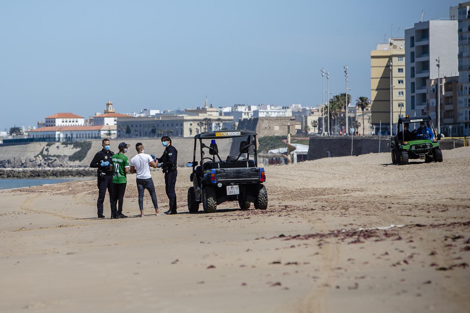 Dos jóvenes son identificados en la playa por agentes locales