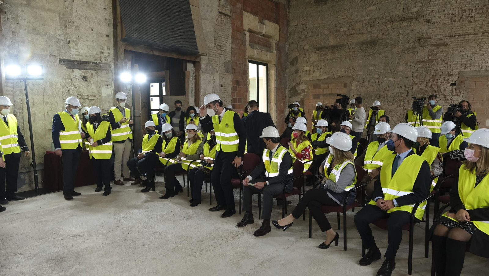 Fotogalería de la visita de Juanma Moreno a las obras del Ayuntamiento de Almería.