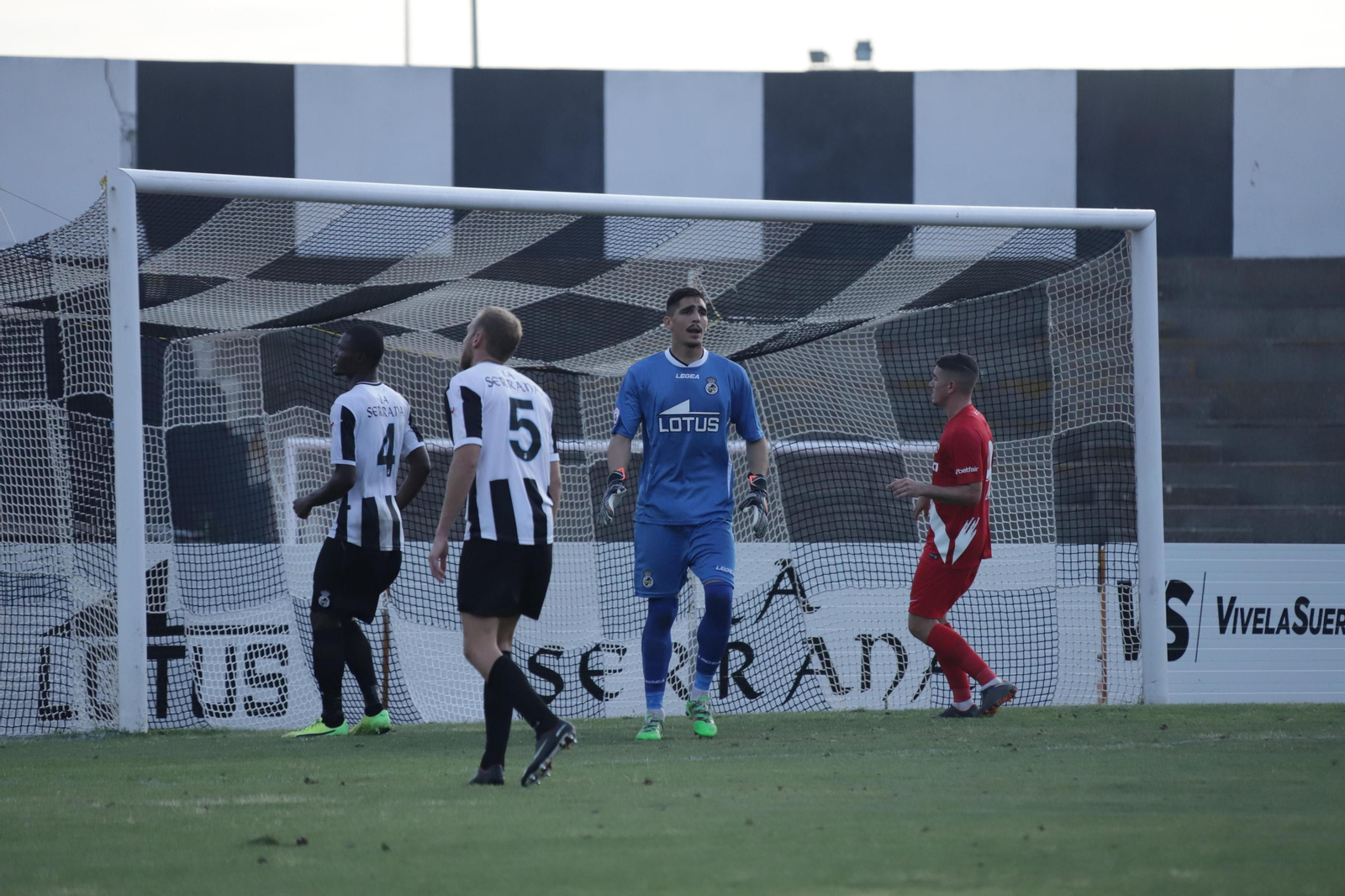 David Robador da instrucciones a sus compañeros durante el partido del pasado domingo.