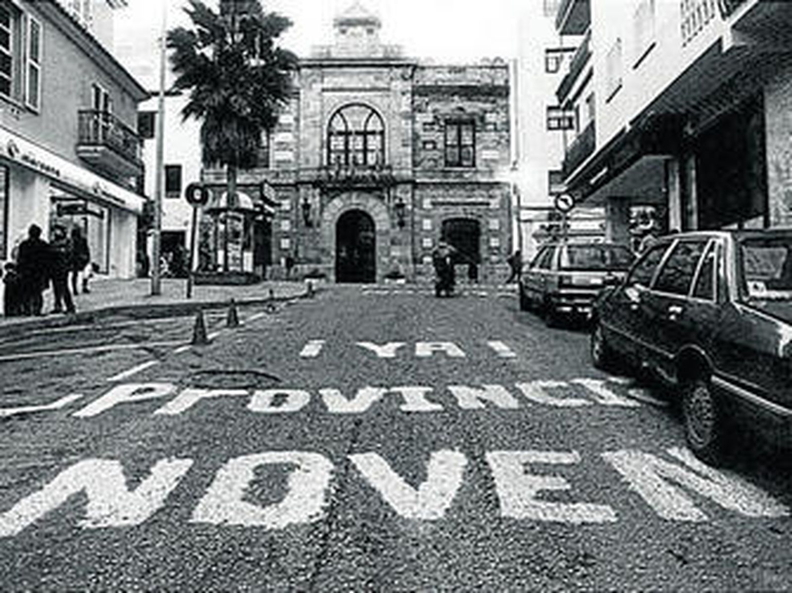 Pintada a favor de la novena provincia en la calle Trafalgar, con el Ayuntamiento al fondo.