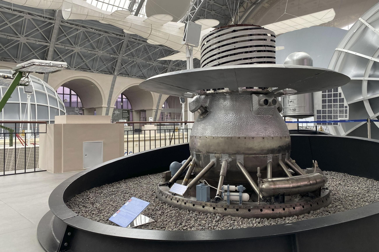 La sonda soviética Cosmos 482 cae en el océano Índico tras medio siglo en la órbita terrestre. La sonda soviética Cosmos 482 cae en el océano Índico tras medio siglo en la órbita terrestre.