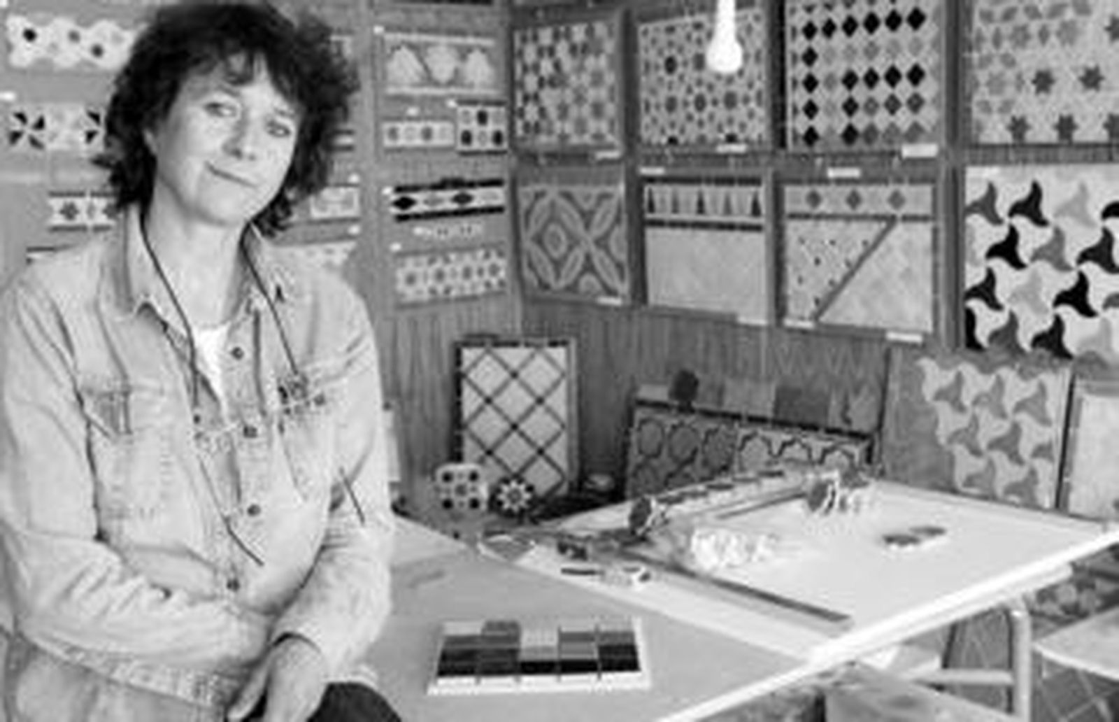 Fátima, en su taller, asegura que sin las nuevas tecnologías no habría podido hacer prevalecer el arte medieval del alicatado.