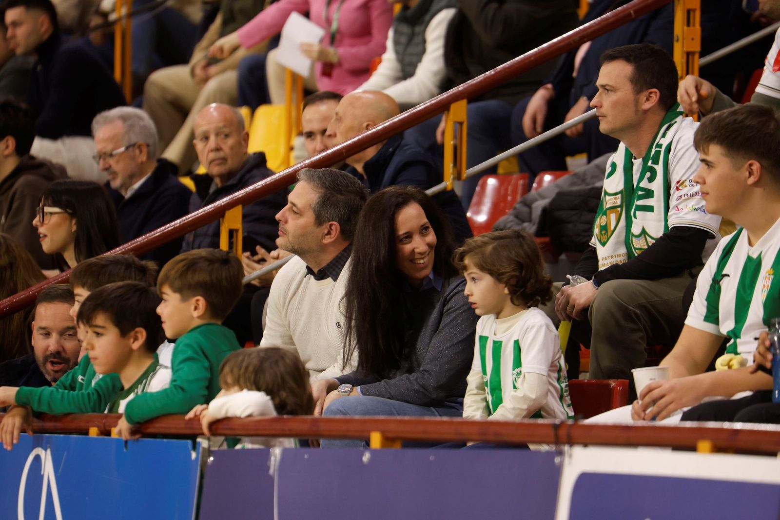 Las mejores fotos del ambiente en Vista Alegre para el Córdoba Futsal - O Parrulo Ferrol