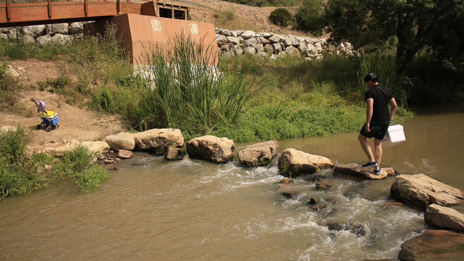 Visitantes llegando a la Cueva del Gato