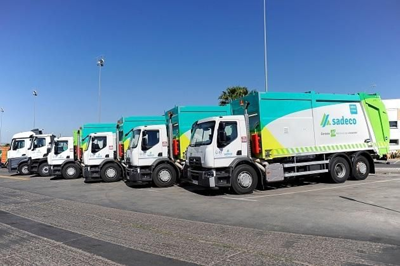 Varios camiones de recogida de basura de Sadeco.