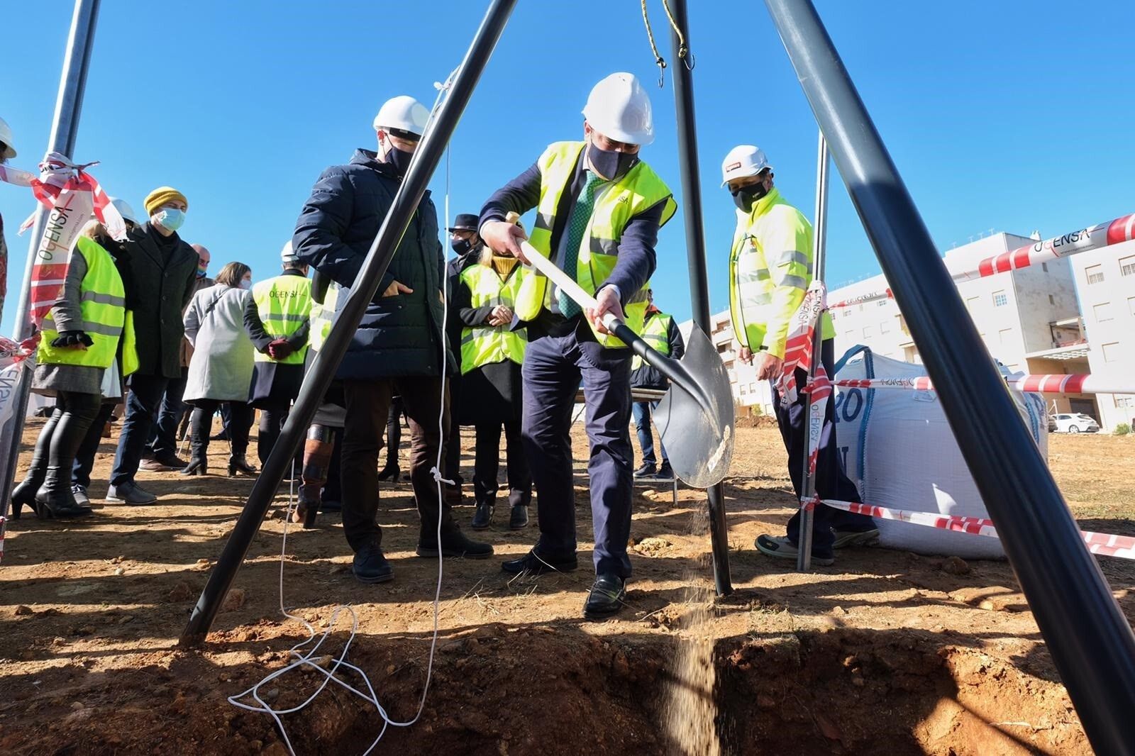 Acto de la primera piedra del futuro IES de Alcalá de Guadaíra al que han asistido Juan Marín y Javier Imbroda.