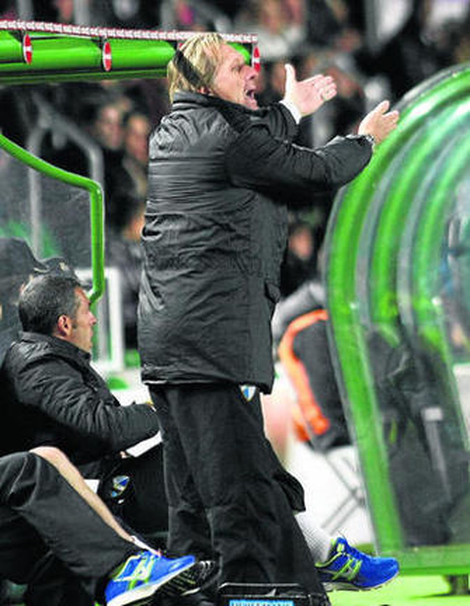 Schuster da instrucciones durante un lance del encuentro.