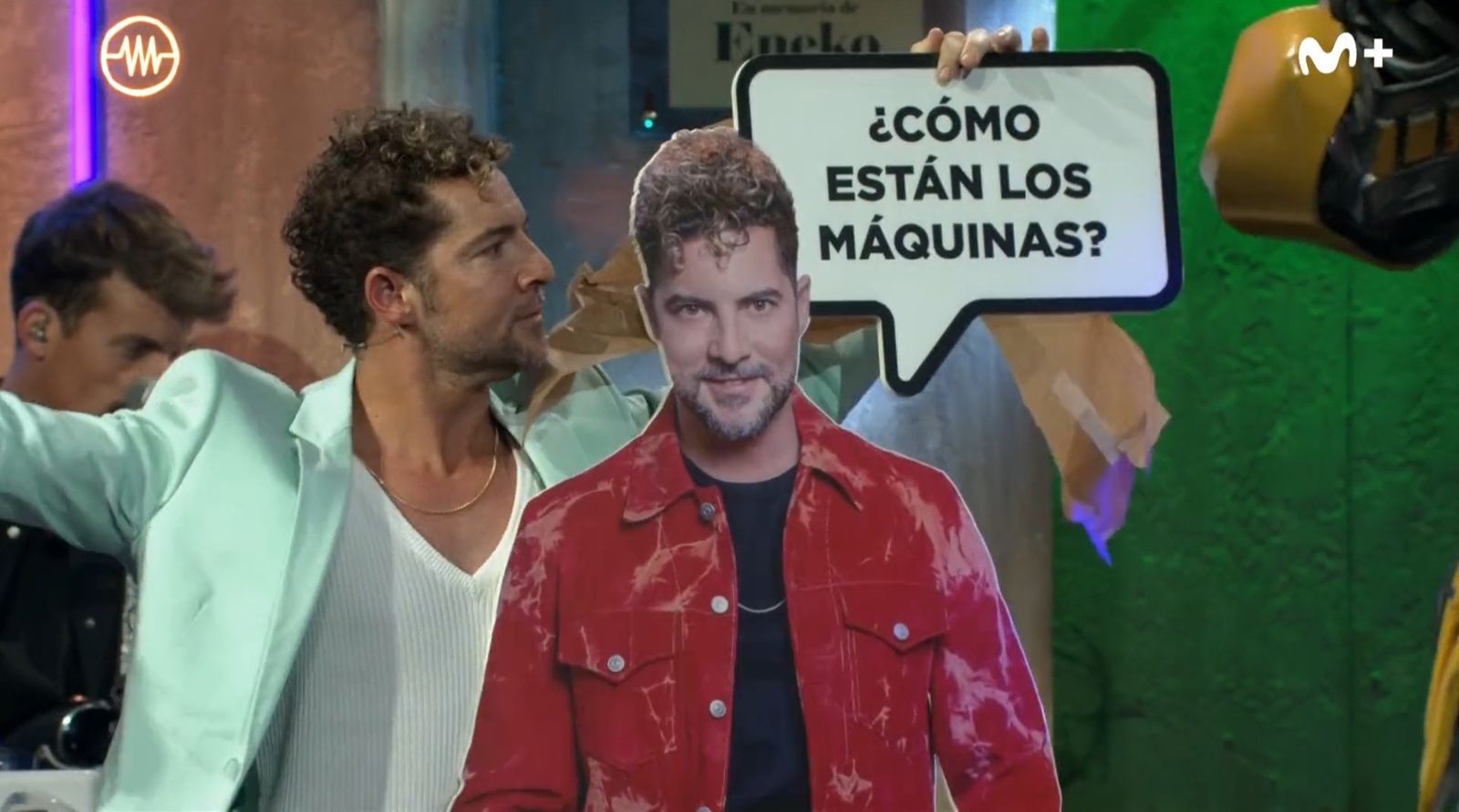 David Bisbal le regala a Broncano una figura de cartón con su famosa frase.