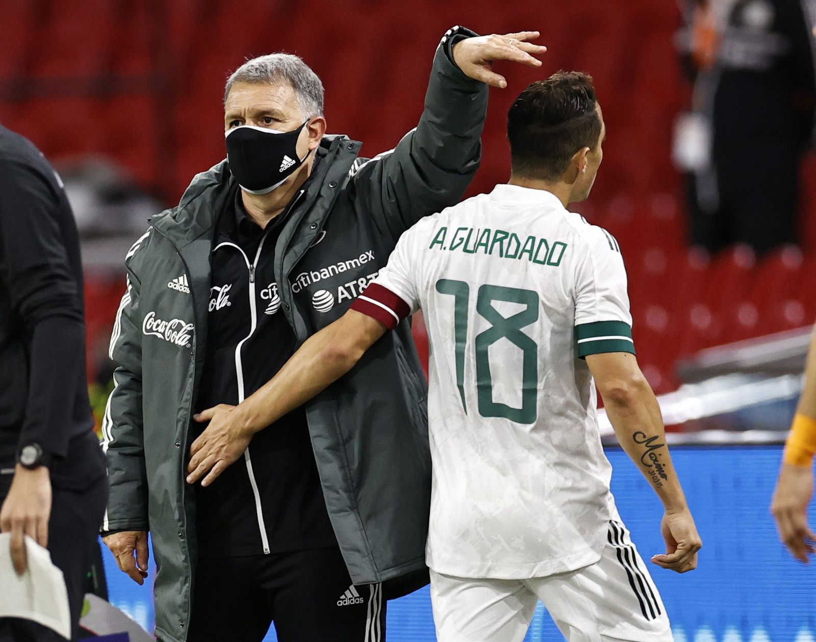 Guardado, junto a Gerardo Martino, en un partido de México.