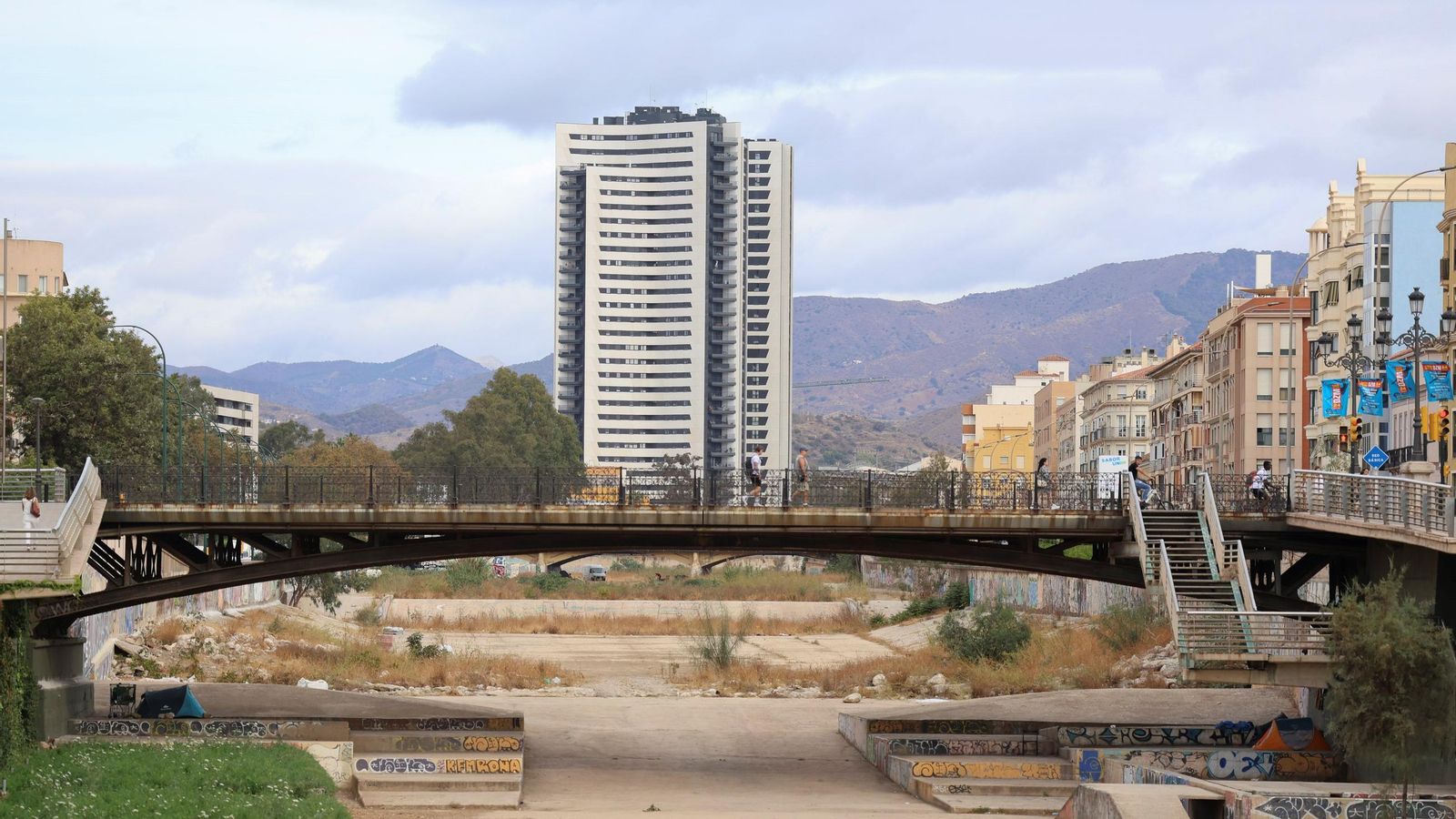 Vista de las Torres de Martiricos desde el Puente de la Aurora Vista de las Torres de Martiricos desde el Puente de la Aurora