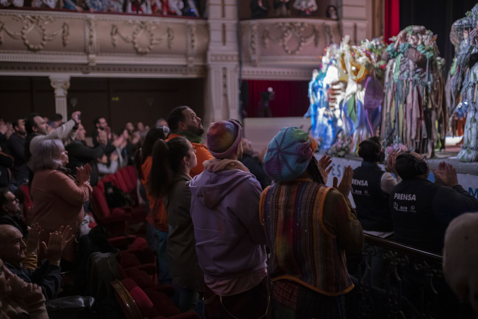 Imágenes de la actuación de la comparsa de Huelva "La vieja verde" en el Carnaval Colombino