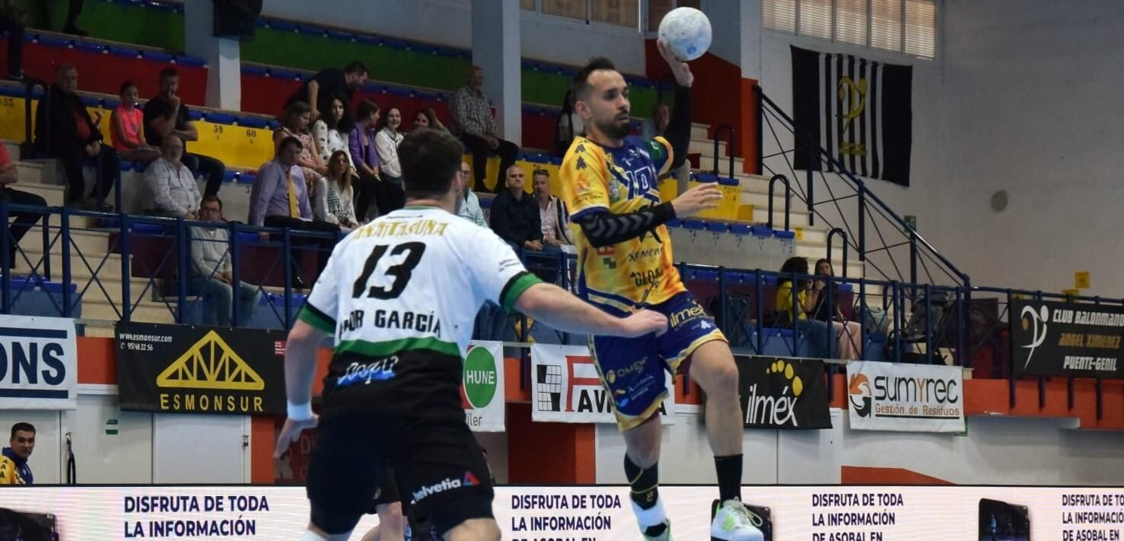 Cuenca, capitán del Ángel Ximénez, circula la bola en un ataque ante Anaitasuna.