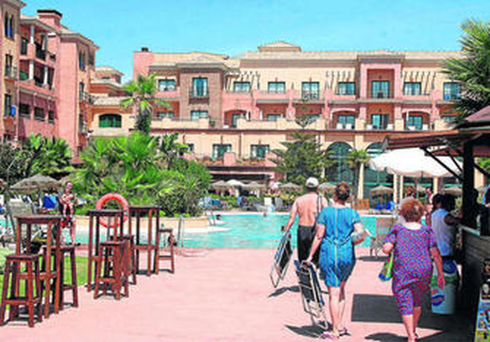 Turistas en el interior de las instalaciones de un establecimiento hotelero de la provincia de Huelva.