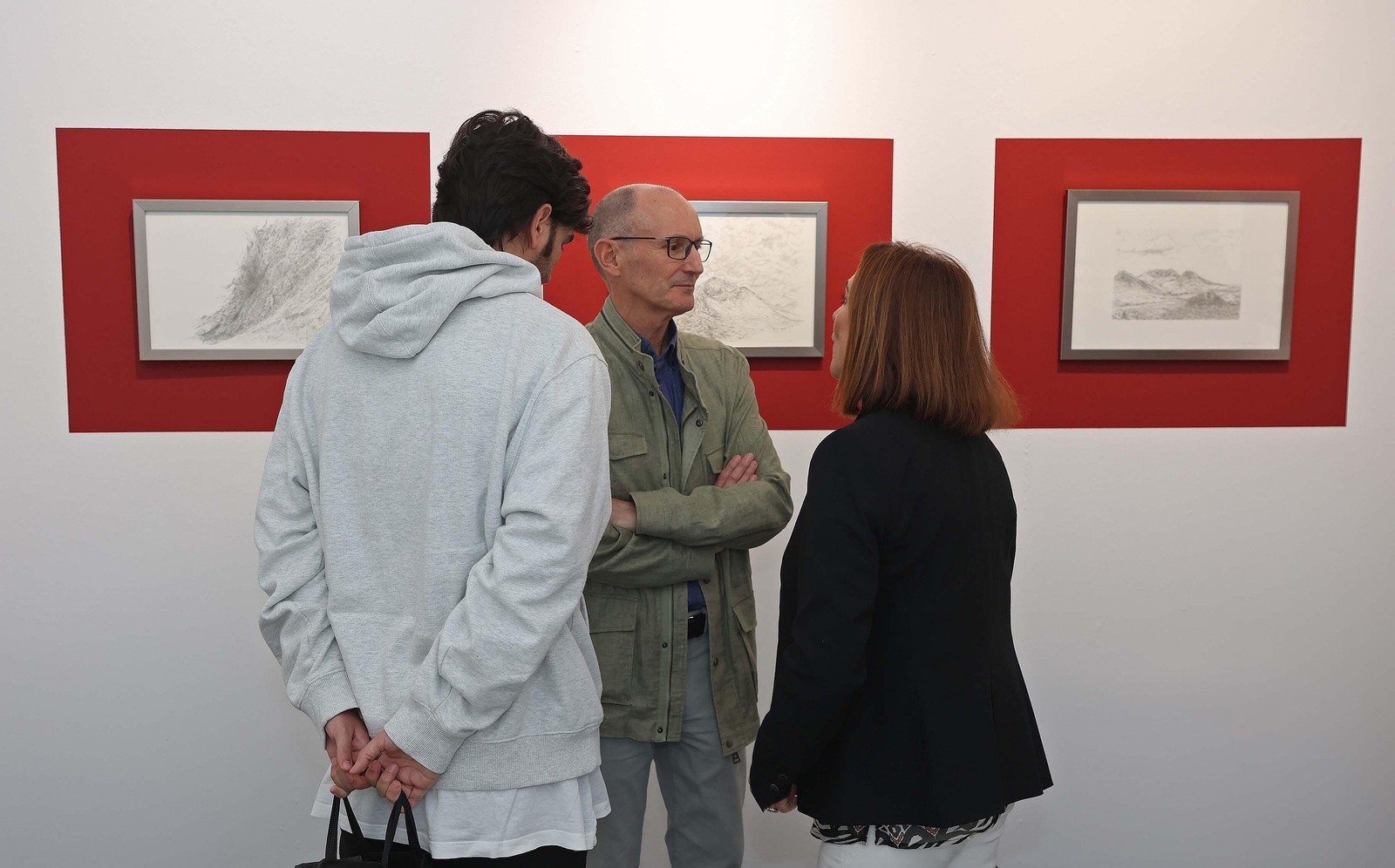 Imágenes de la inauguración de la exposición 'A punta de plata' de Javier Velasco en La Línea
