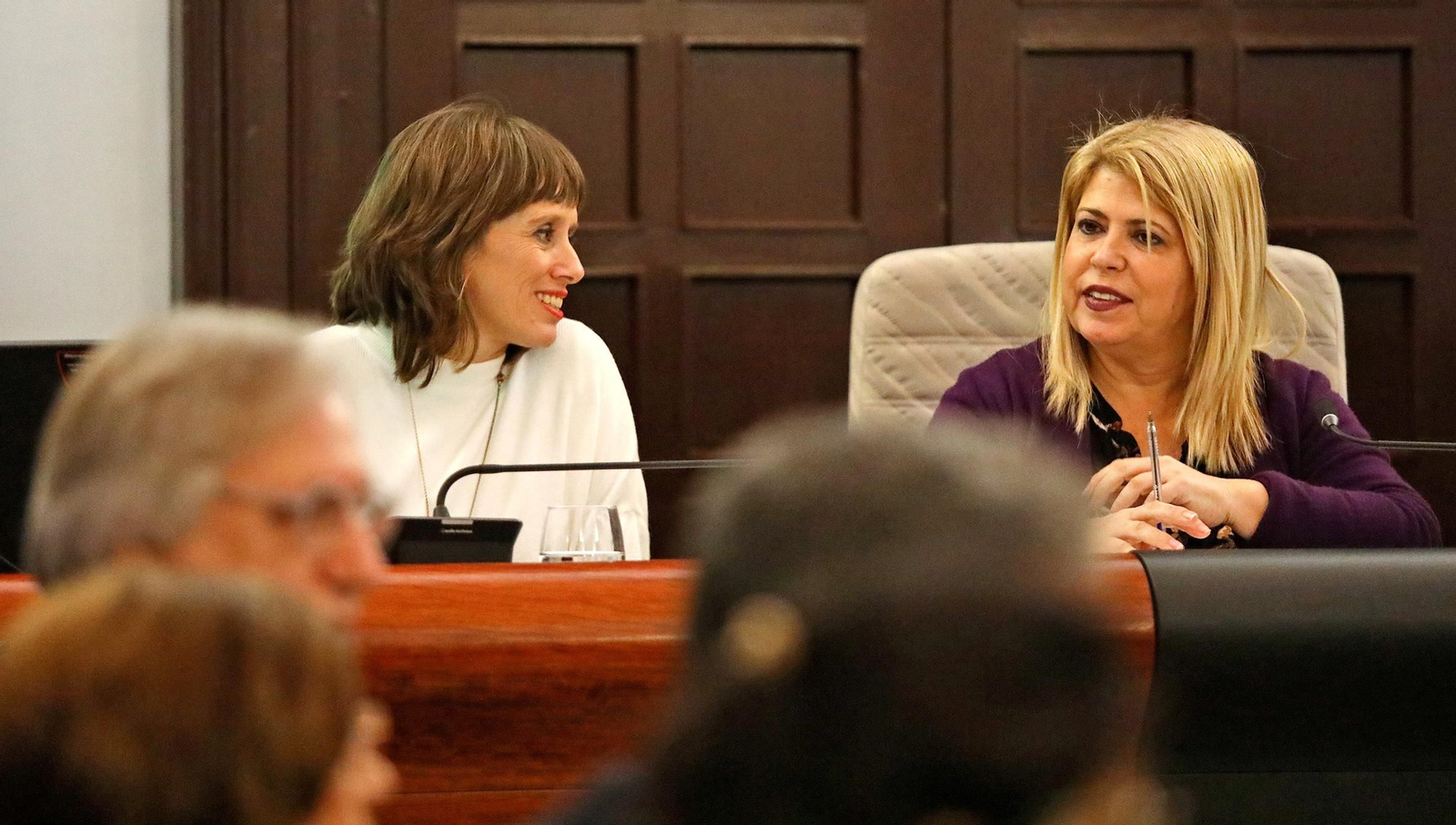 La alcaldesa, Mamen Sánchez, y la delegada de Economía, Laura Álvarez, durante el pleno.