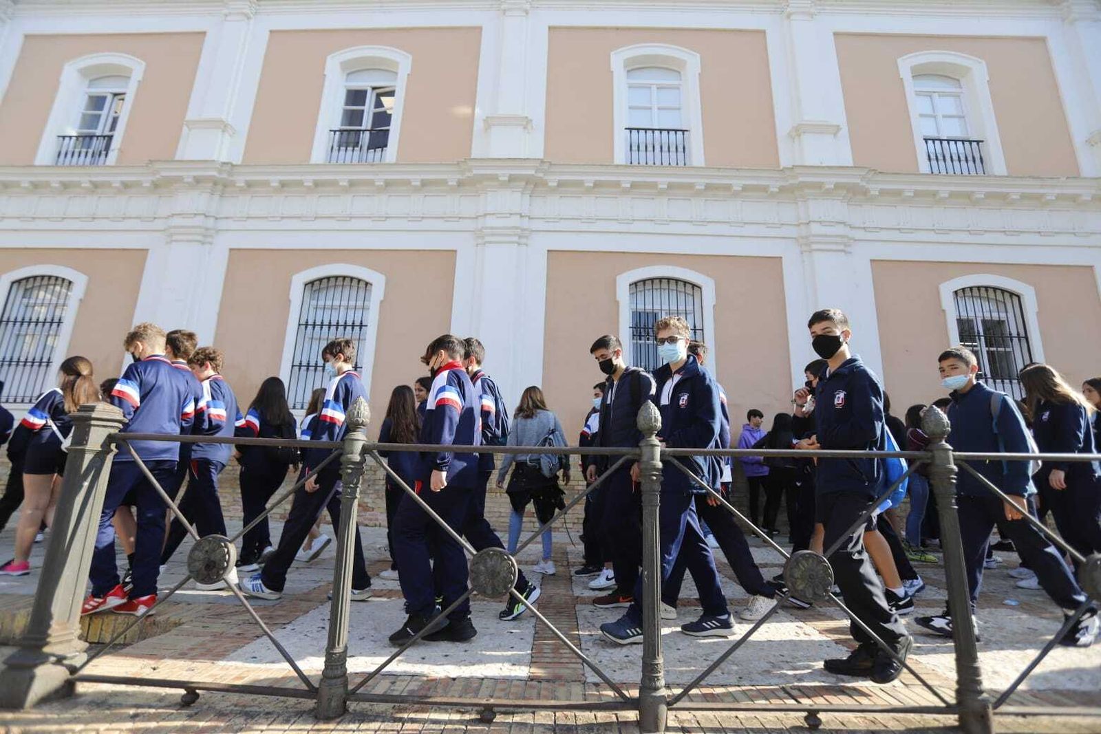 Un momento de la visita de los jóvenes a la Catedral.