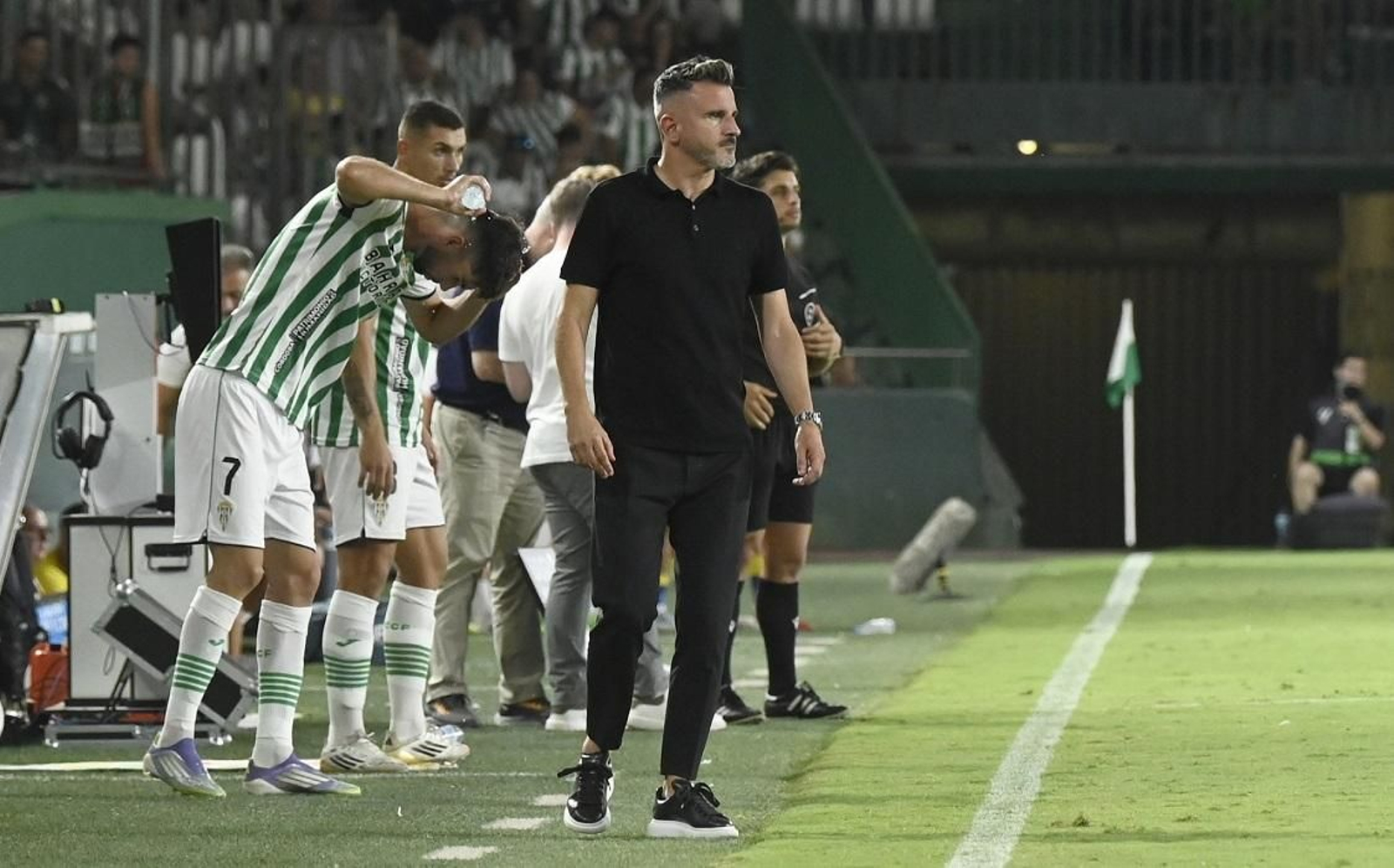 Iván Ania observa un lance del juego de un partido desde la zona técnica de El Arcángel.