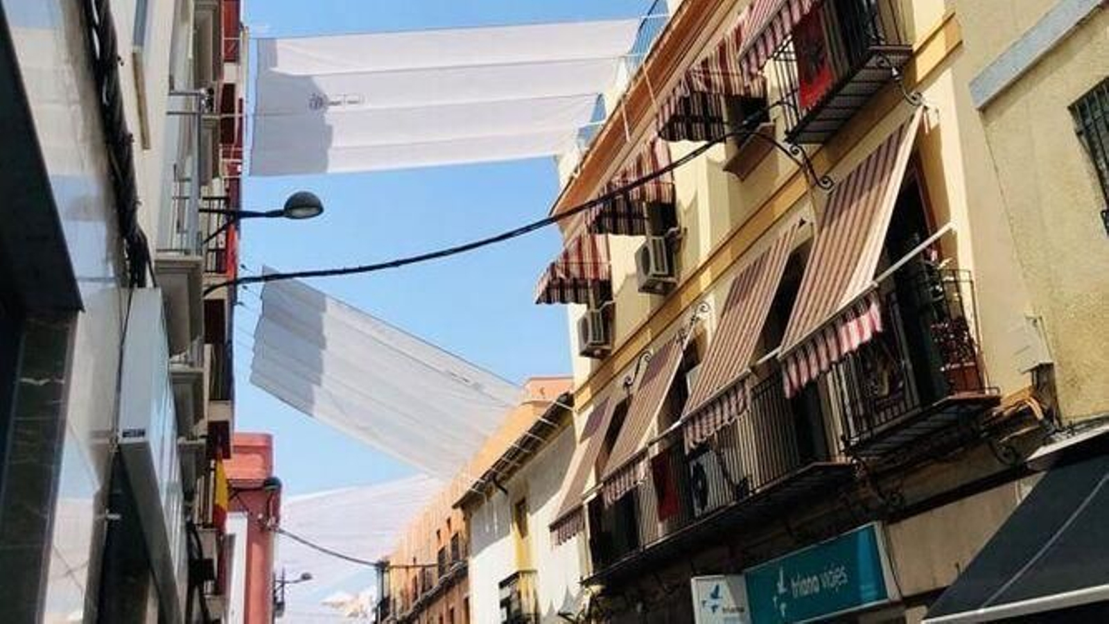 Los toldos, con el escudo de la ciudad de Dos Hermanas, que se colocan en calles comerciales céntricas.