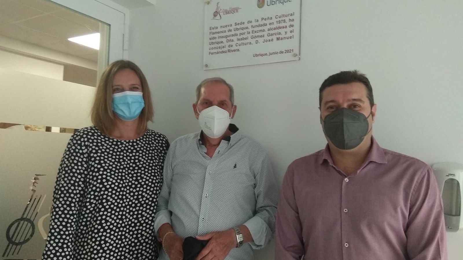 La alcaldesa, Isabel Gómez, el concejal de Cultura, José Manuel Fernández, y en el centro el presidente de la Peña, Manuel Román.