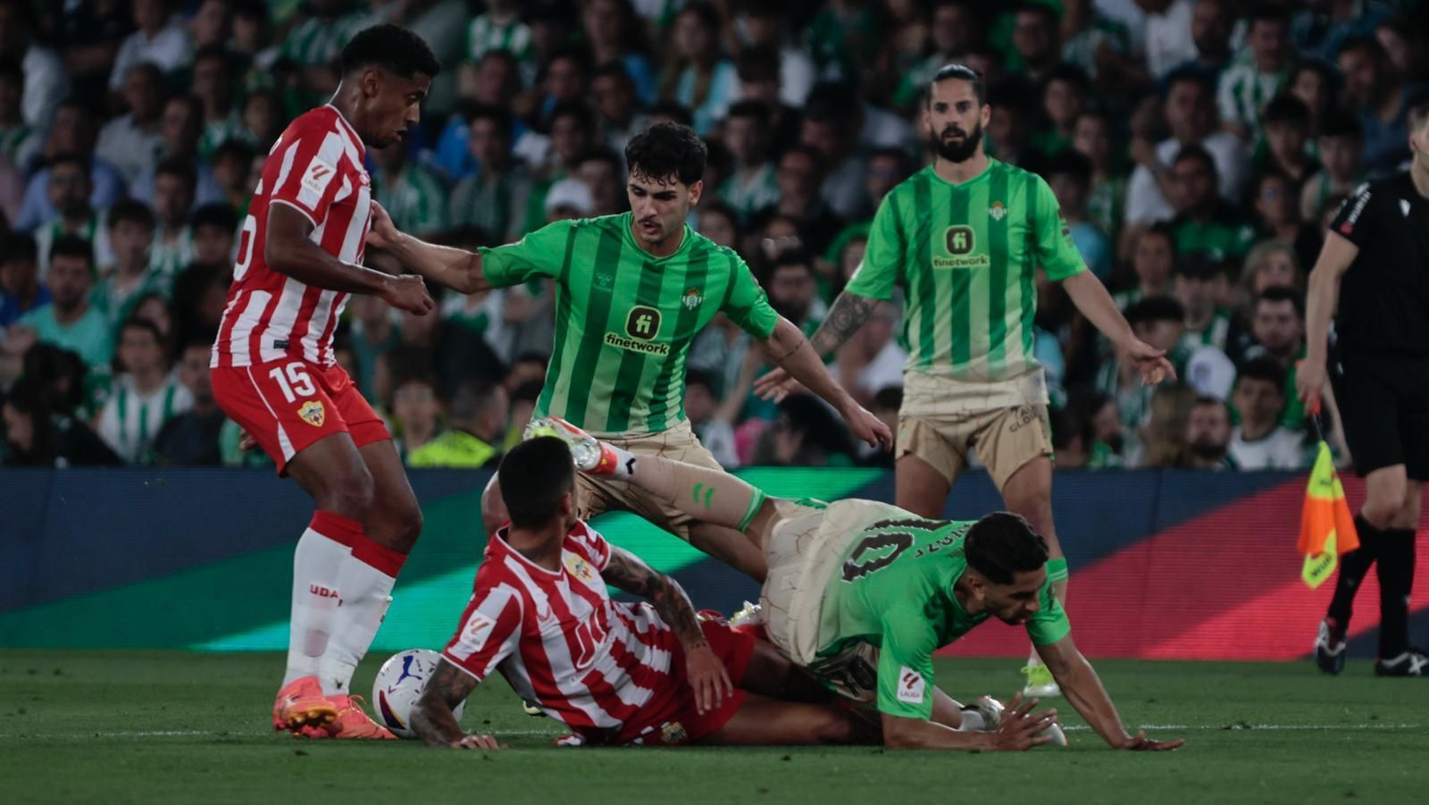 Johnny presiona al Choco Lozano tras una acción  en la que Ayoze es derribado por Chumi.