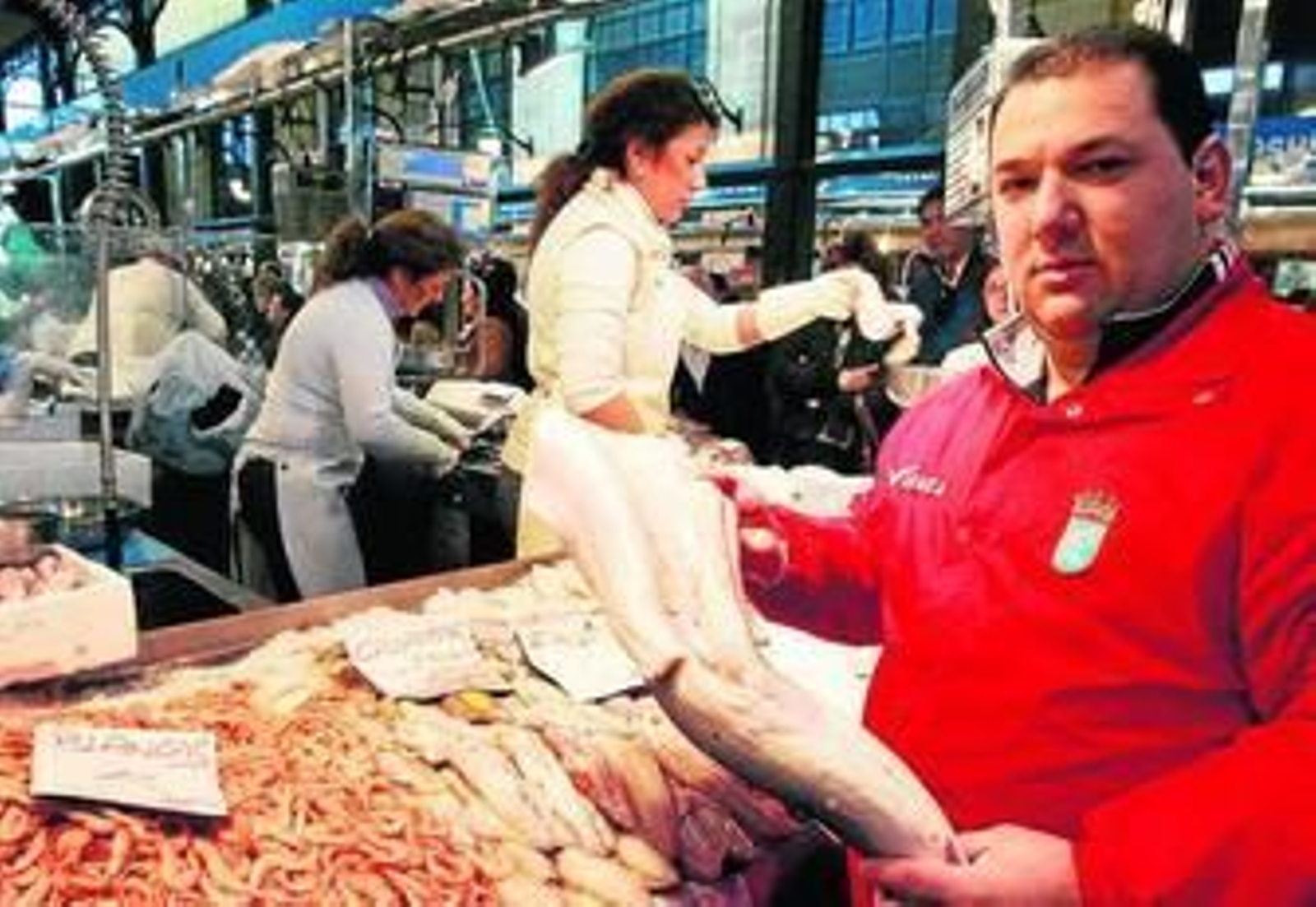Juan Ignacio Parada, secretario de los comerciantes de la plaza, ayer junto al puesto de pescado que regenta.