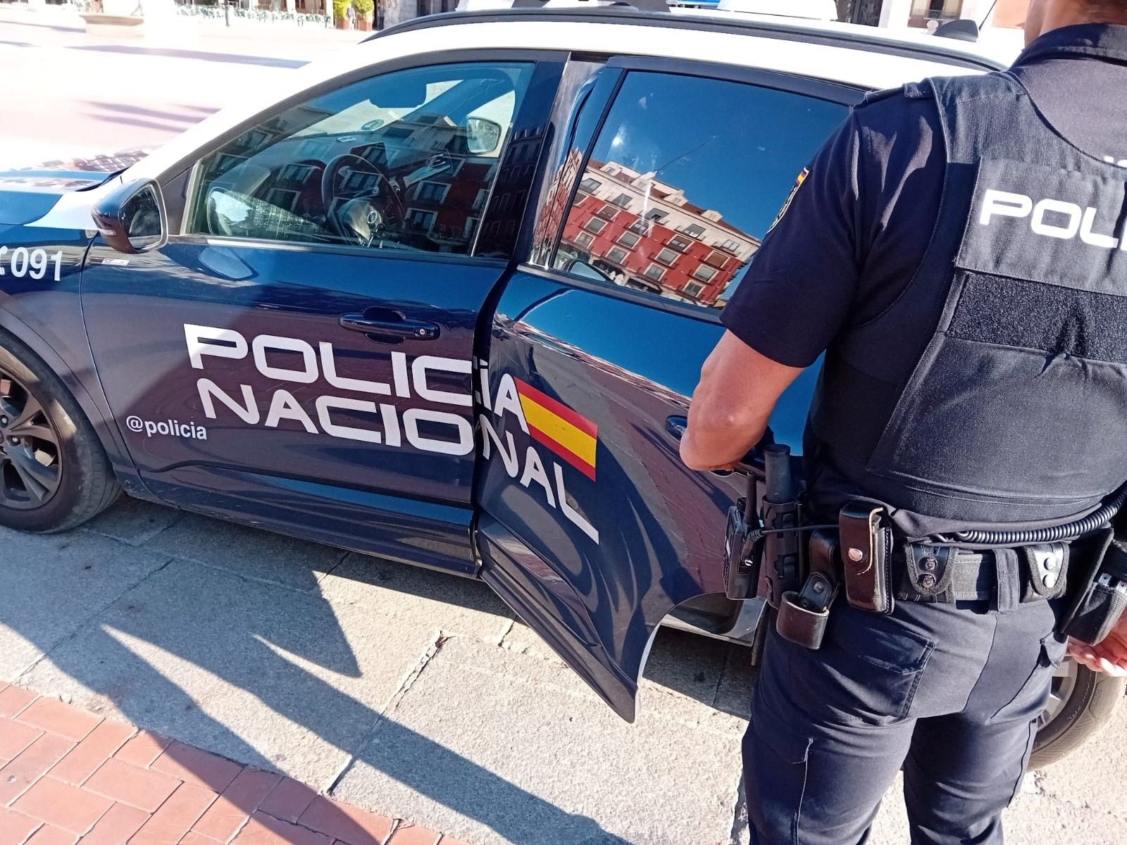 Un policía nacional, en un patrullero.