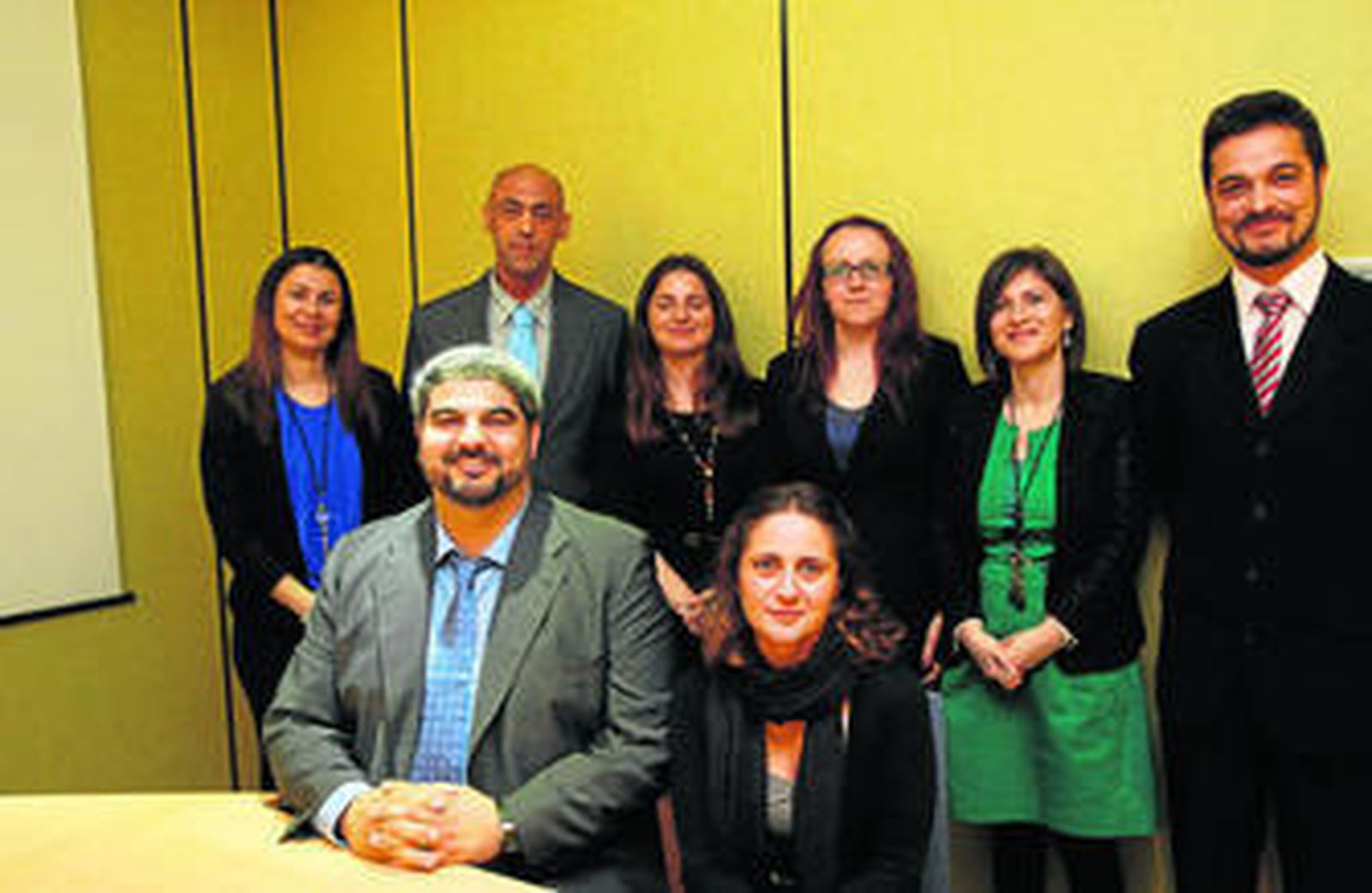 Los componentes del Grupo Multidial posan para una foto de familia durante un momento de la inauguración.