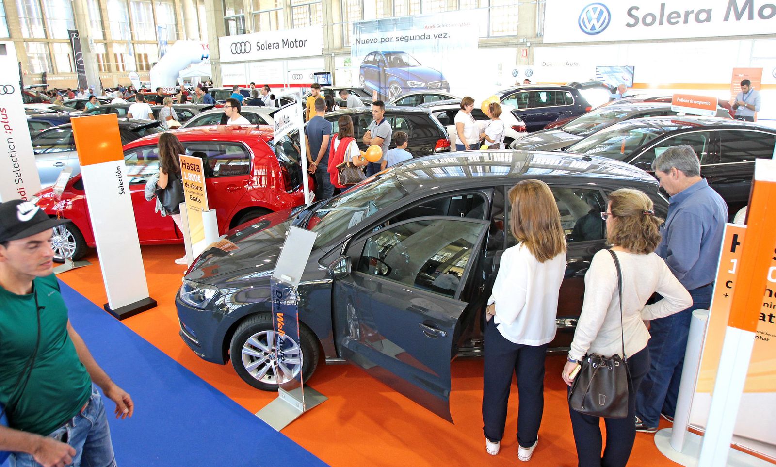 Vista general de Motorsur a mediodía de ayer, con el público interesándose por las características de los coches.
