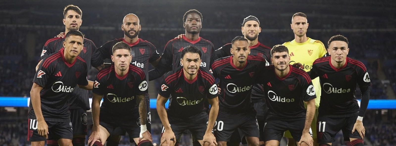 El Sevilla posa antes de comenzar el partido en Anoeta.