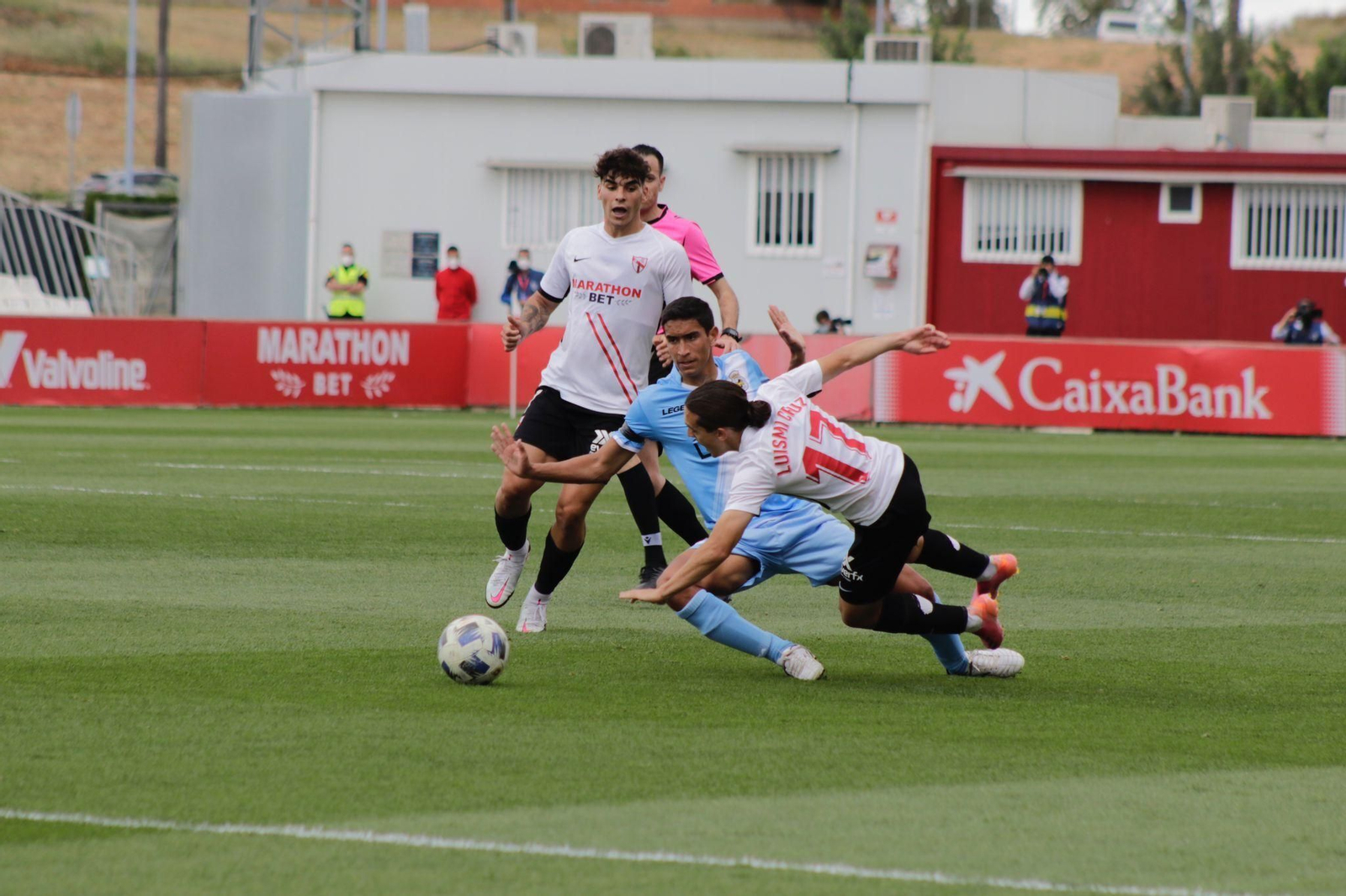 Masllorens derriba al sevillista Luismi Cruz