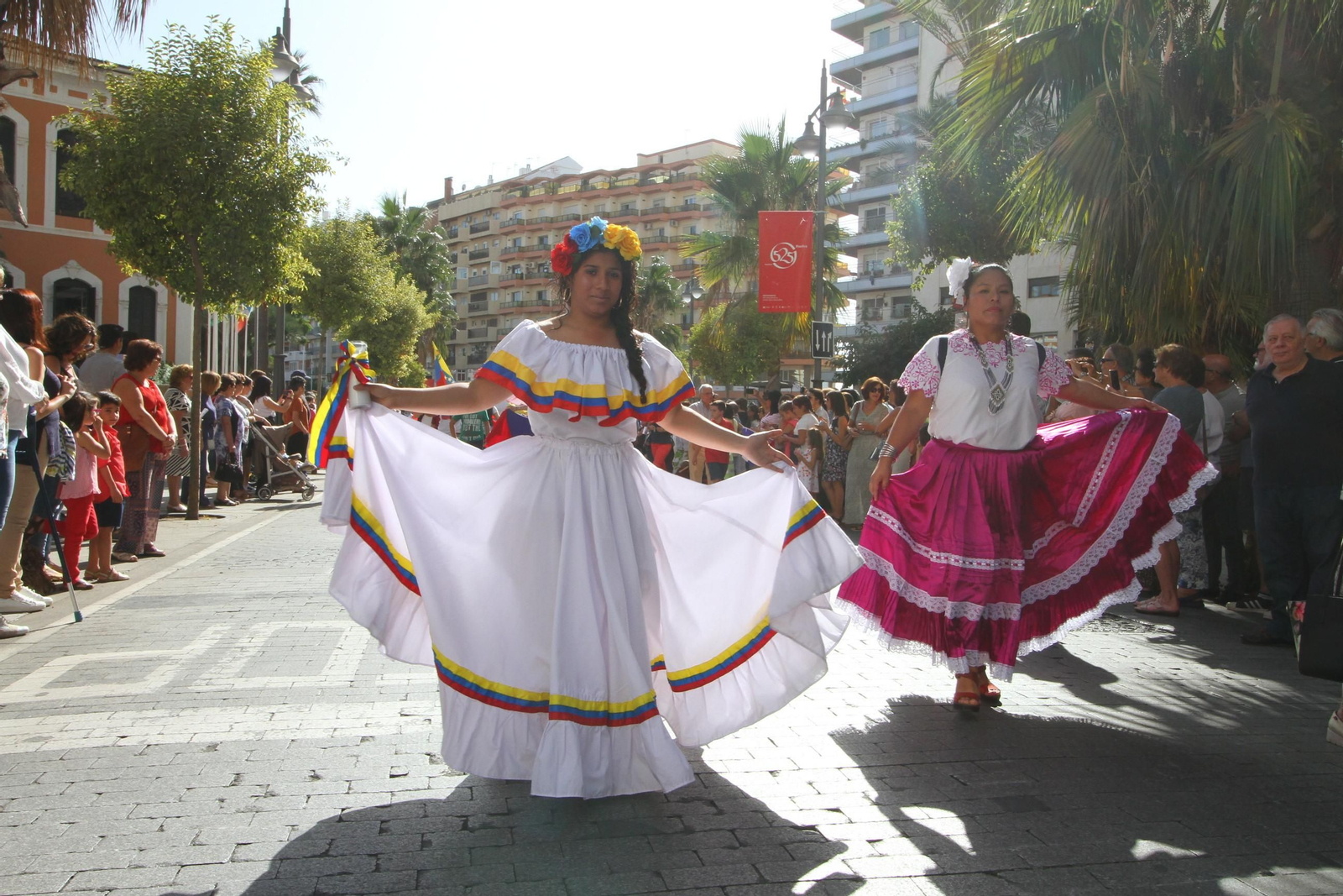Imágenes del desfile Iberoamericano de bailes.