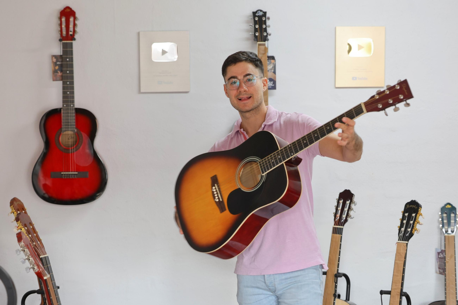 Las fotos de Adrián Campos, el malagueño que triunfa en TikTok y YouTube con sus clases de guitarra