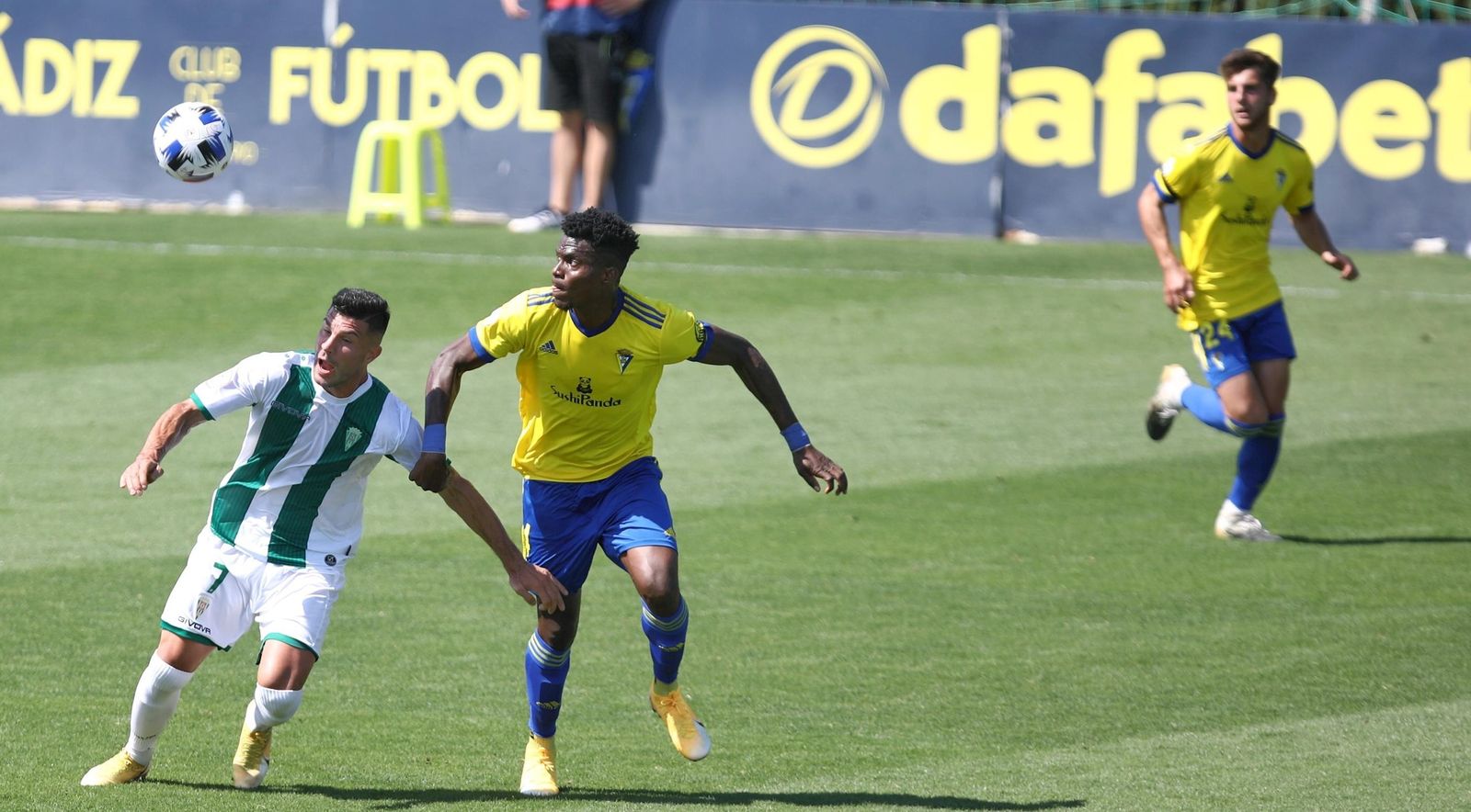 Willy trata de zafarse de Saturday, en el partido de la primera vuelta ante el Cádiz B.