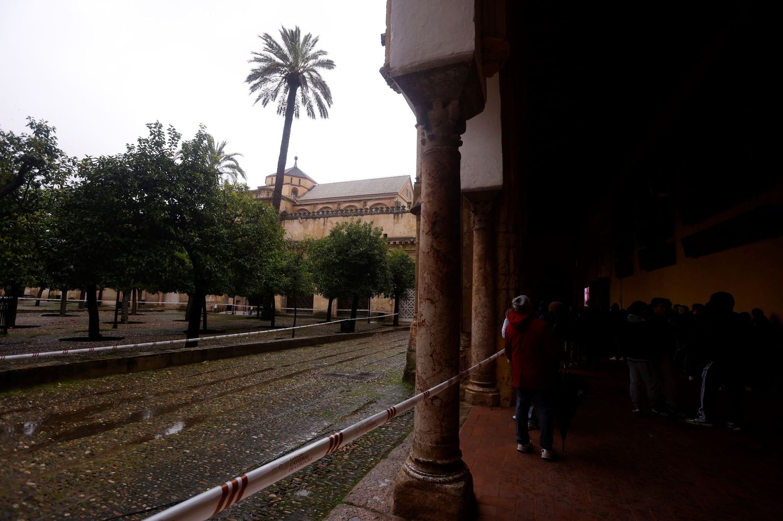 El Patio de los Naranjos de la Mezquita-Catedral por la borrasca Leonardo, en imágenes