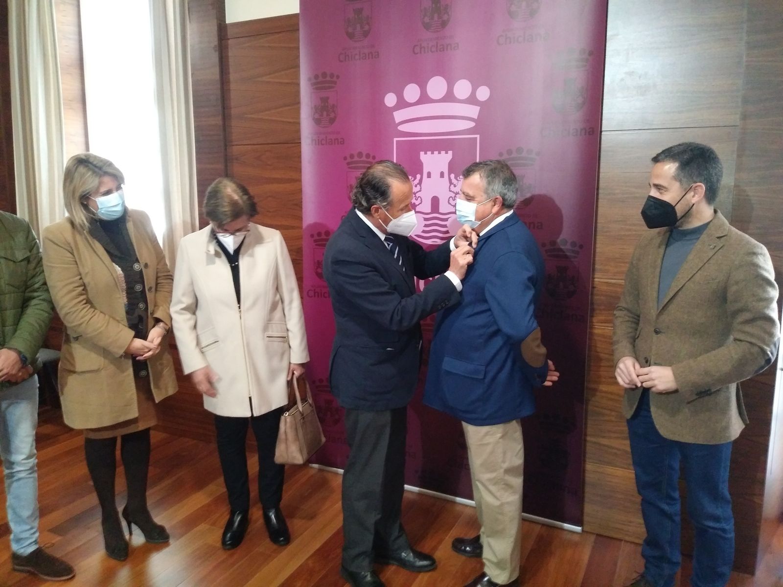 Momento en el que el alcalde le impone la insignia del Ayuntamiento al trabajador que ahora se jubila.
