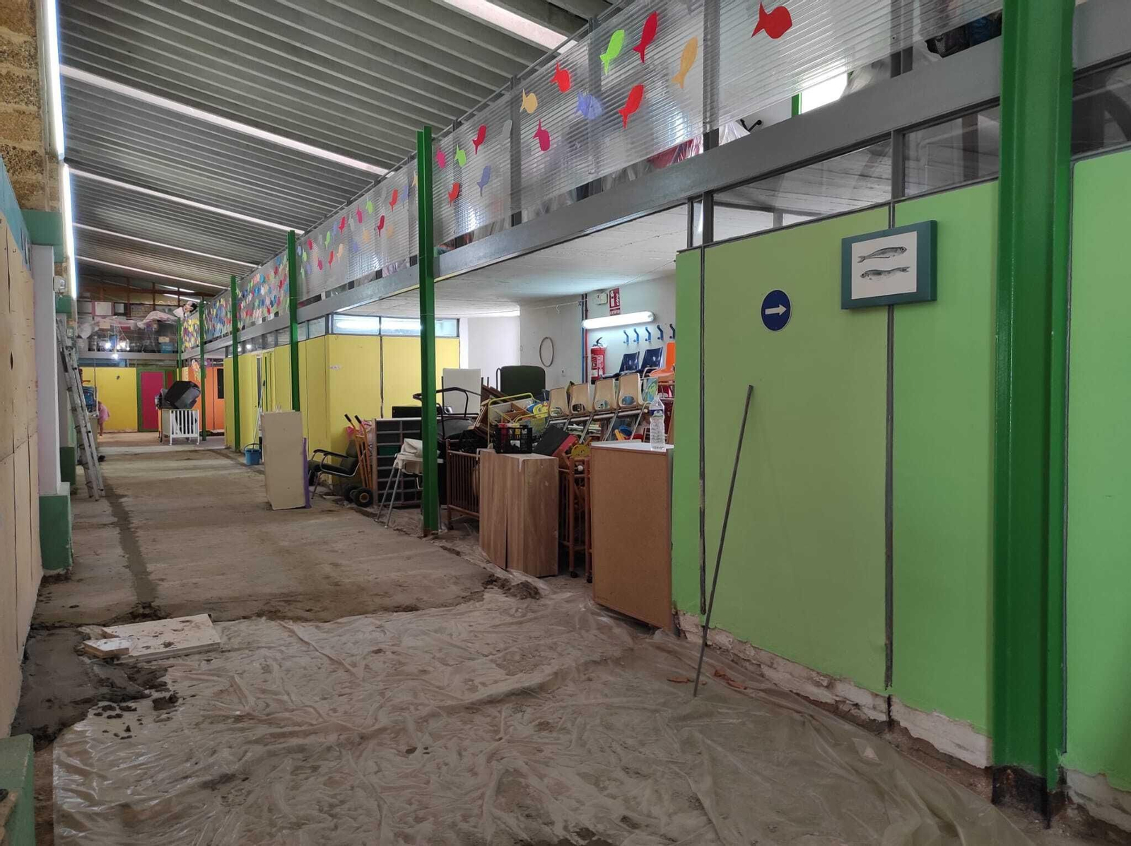 El pasillo central, sin enlosar, de la escuela infantil Virgen de la Palma.