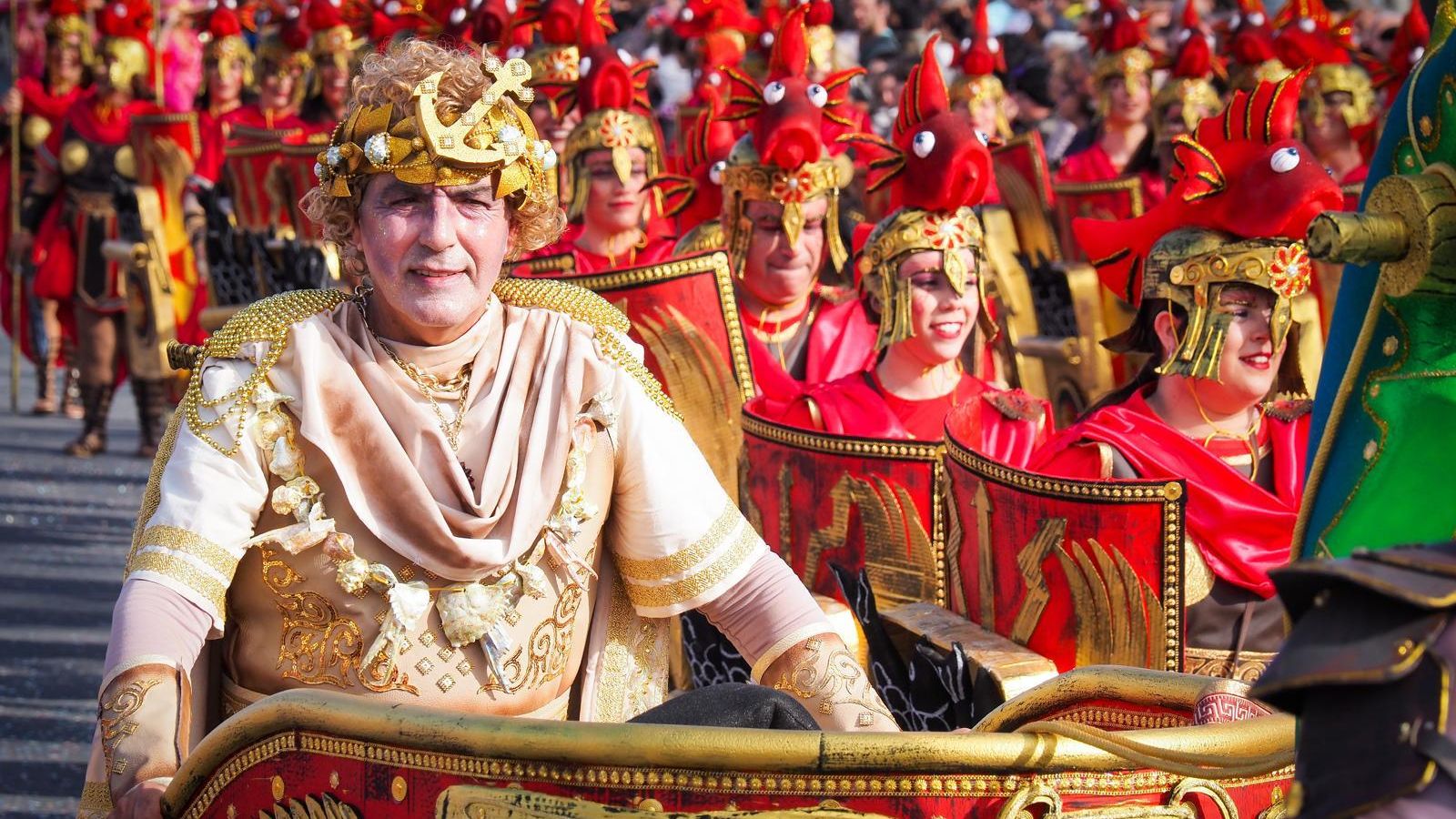 Una de las agrupaciones isleñas en el desfile disfrazadas de gladiadores. Una de las agrupaciones isleñas en el desfile disfrazadas de gladiadores.