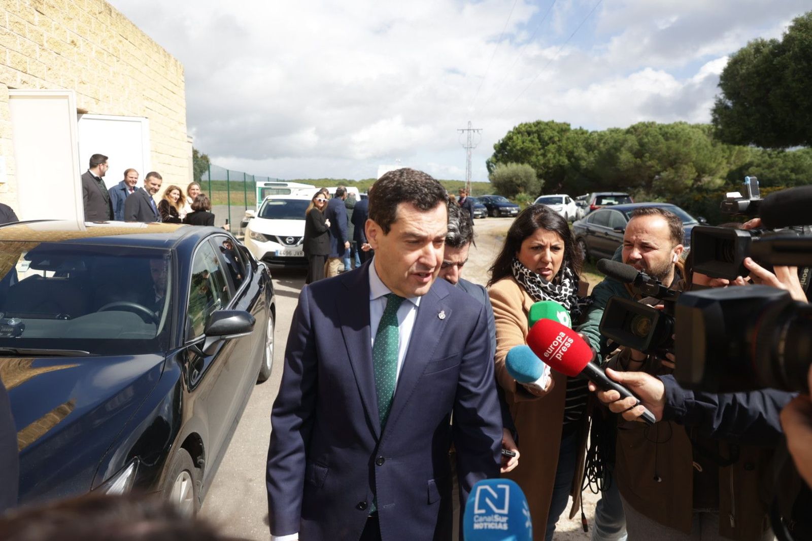 Juanma Moreno atiende a los medios a la salida de la inauguración de una infraestructura hídrica en San Roque.