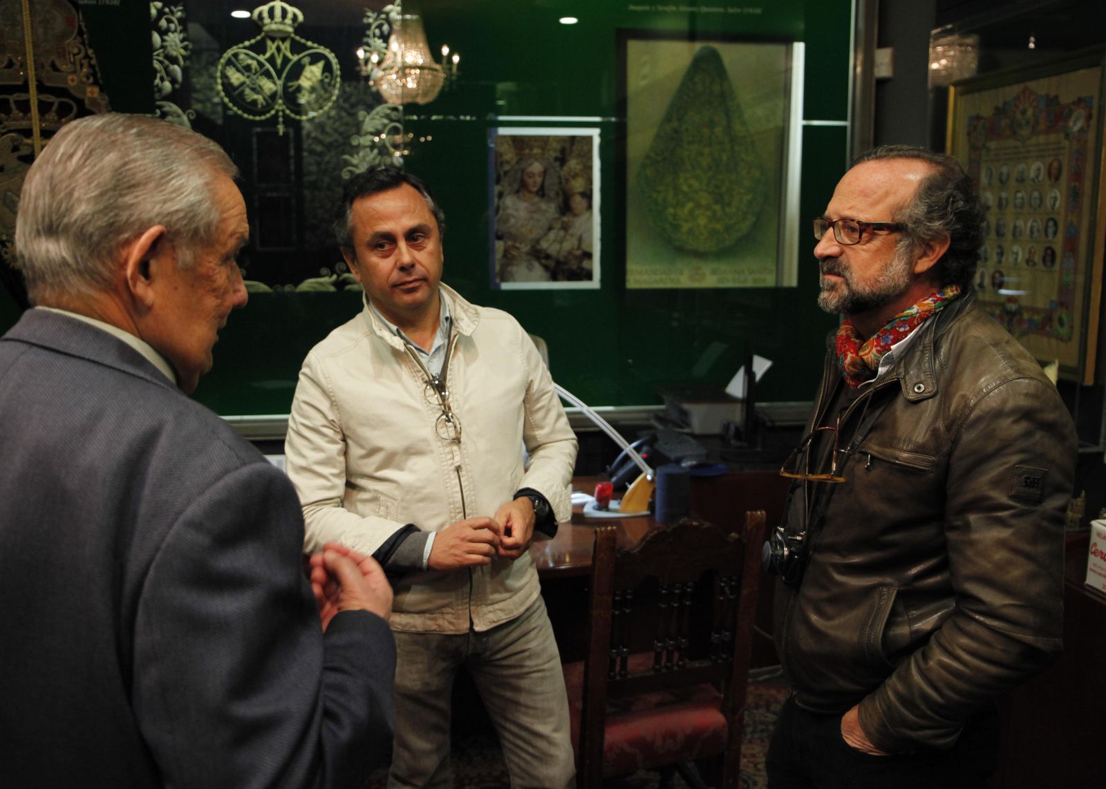De izquierda a derecha, Manuel García, Ricardo Suárez y Javier Buzón, ayer en la Basílica de la Macarena.