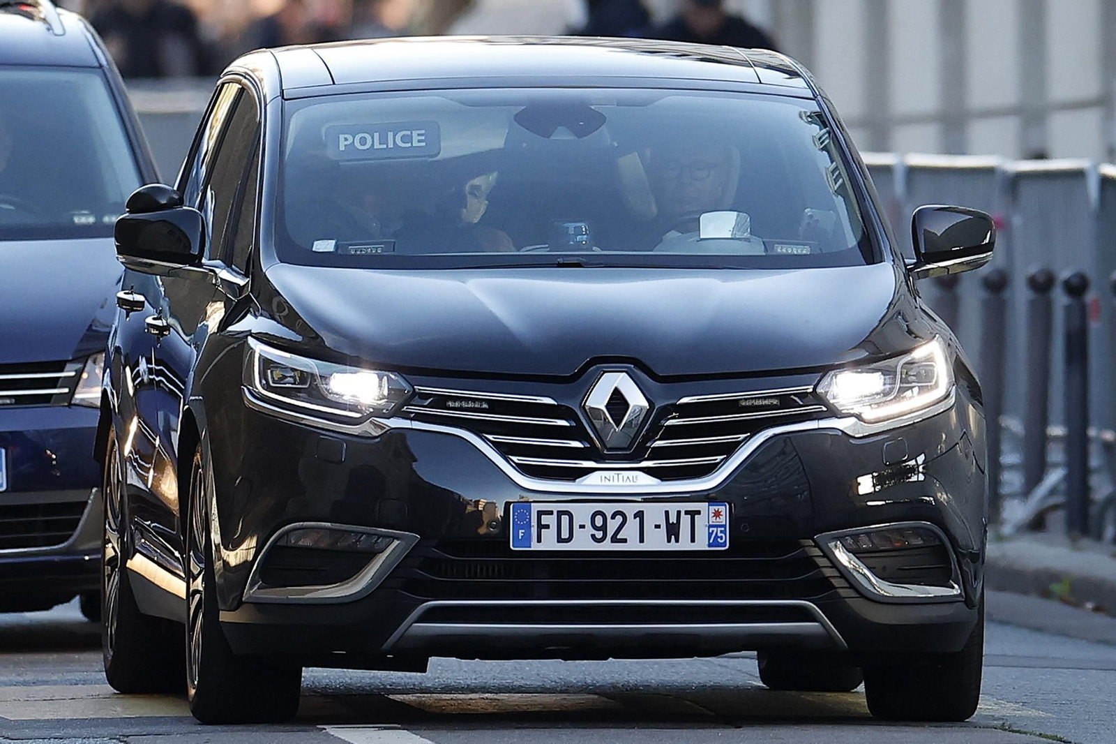 Sarkozy, en el asiento de atrás del coche que lo ha llevado a la cárcel.