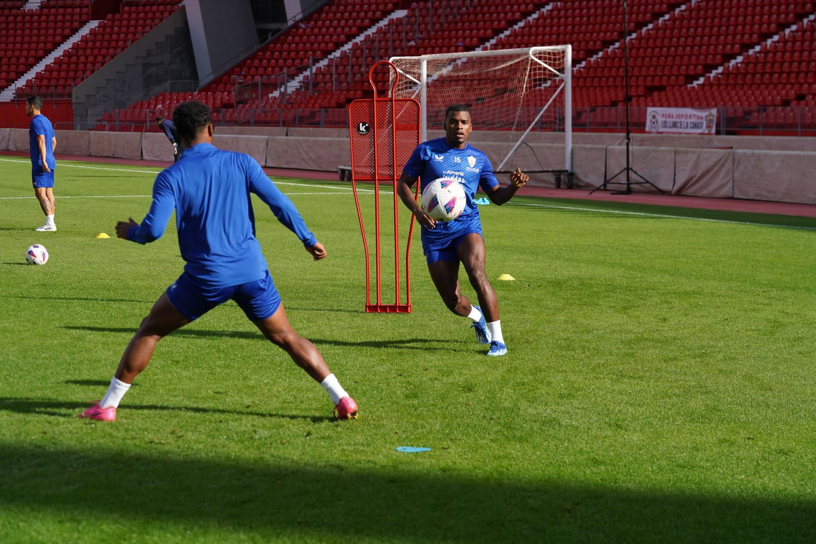 Akieme golepa el balón en una sesión en el Estadio