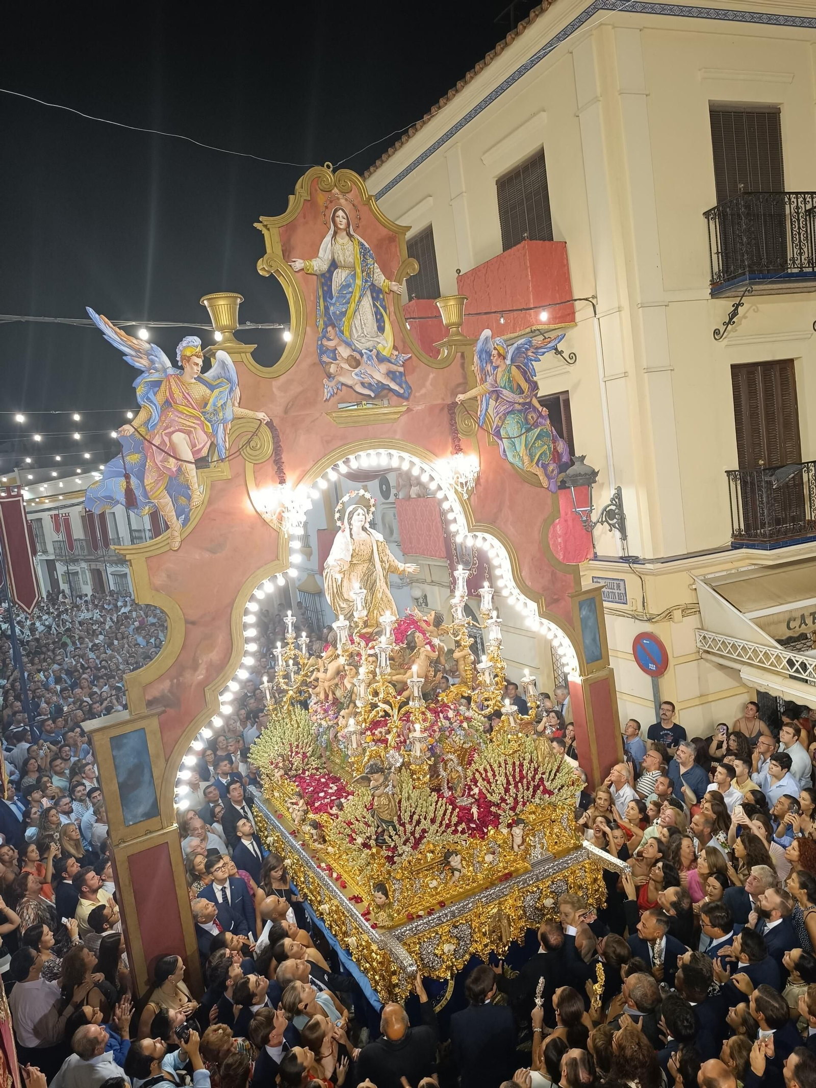 La Asunción Gloriosa bajo uno de los arcos estrenados en la calle Martín Rey.