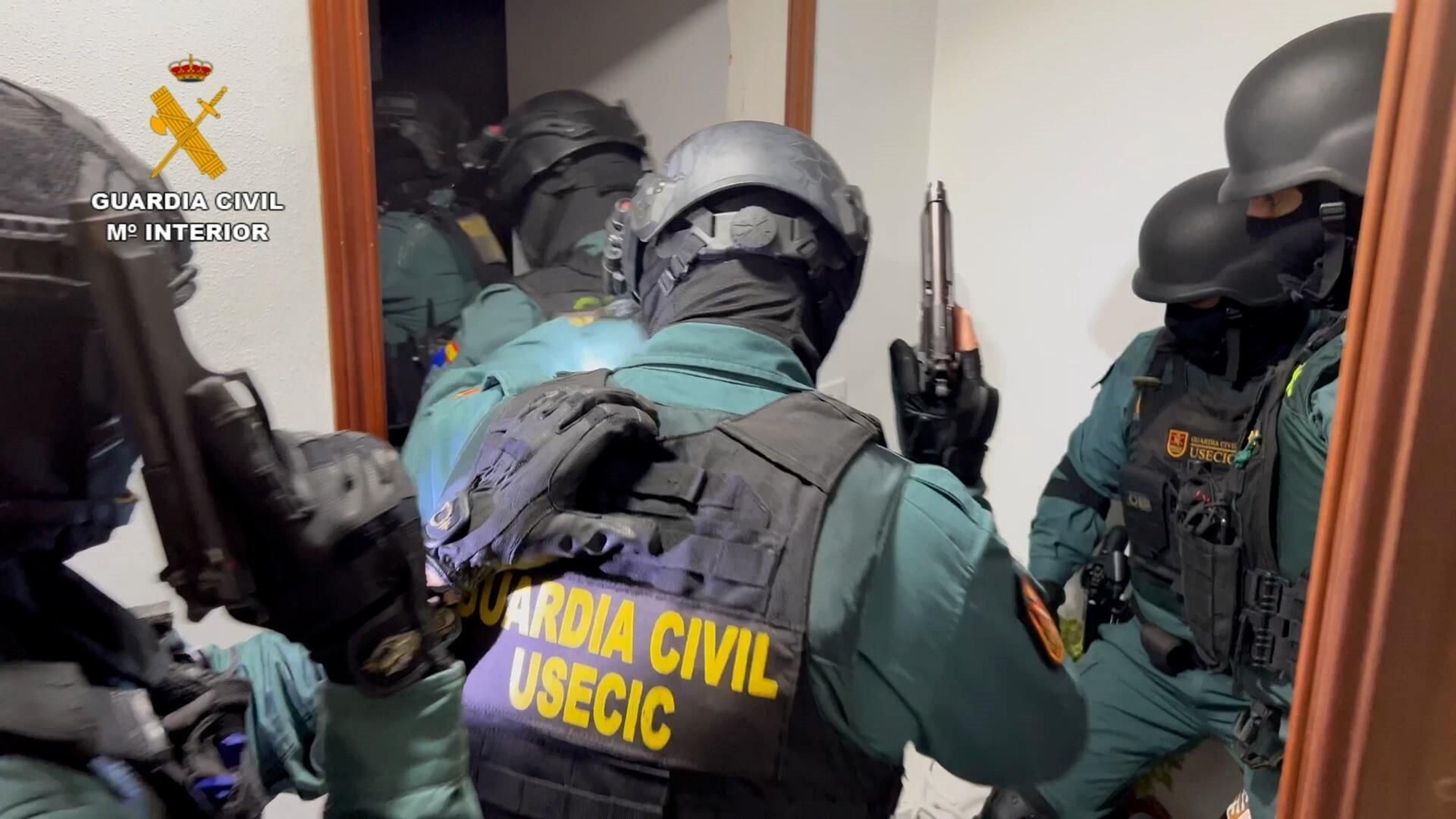 Agentes durante uno de los registros. Agentes durante uno de los registros.