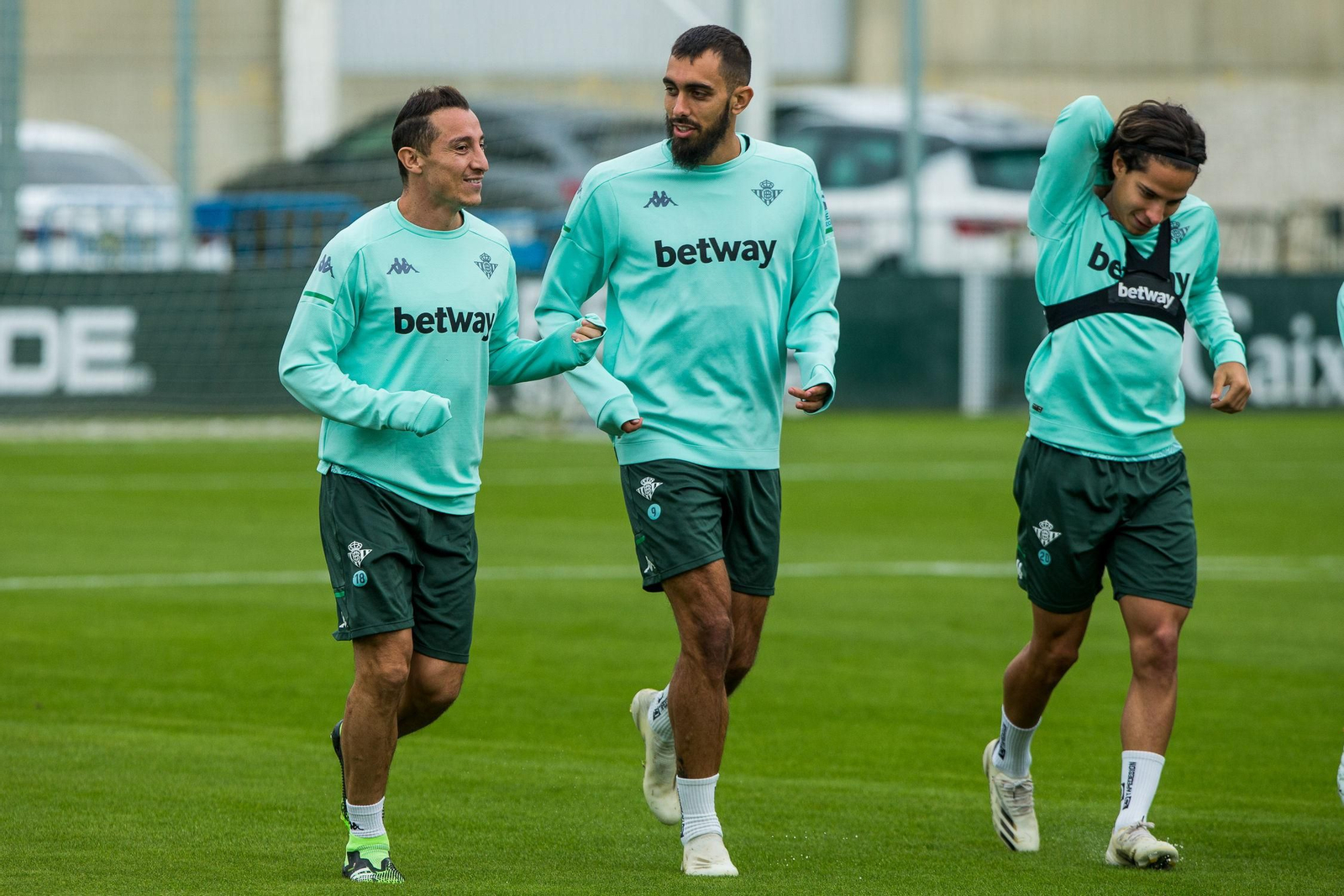 Guardado y Borja Iglesias, junto a Lainez, en un entrenamiento.