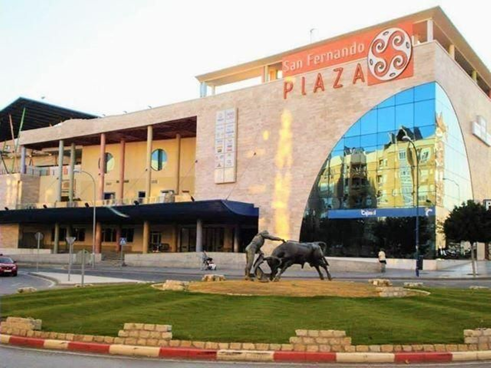 Acceso principal al centro comercial San Fernando Plaza