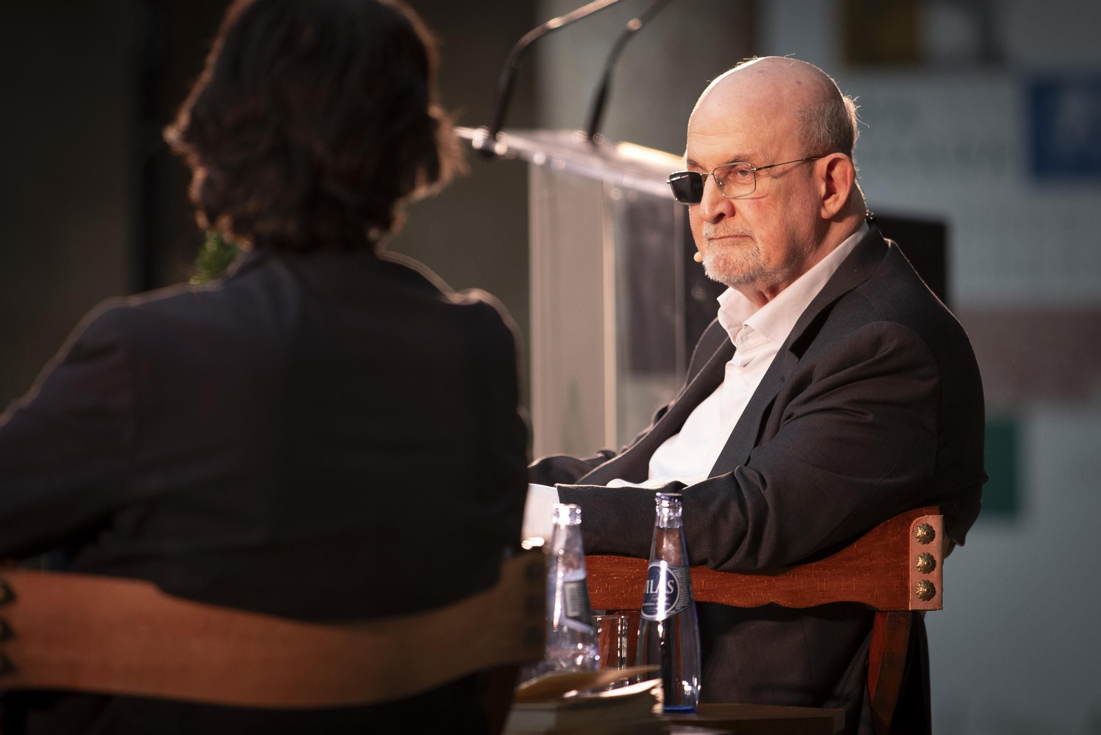 Salman Rushdie en el Cultr_Alh en el Palacio de Carlos V en la Alhambra Granada.