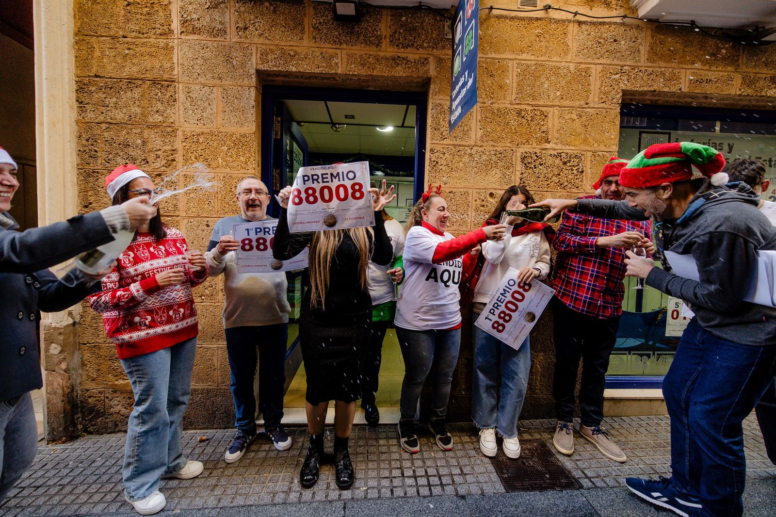 Lotería de Navidad 2023: Las imágenes de la celebración del Gordo en Cádiz