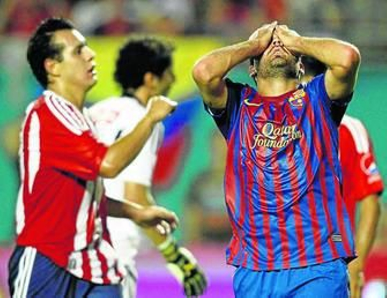 Carlos Carmona, jugador del Barcelona, se lamenta tras enviar un balón al travesaño.