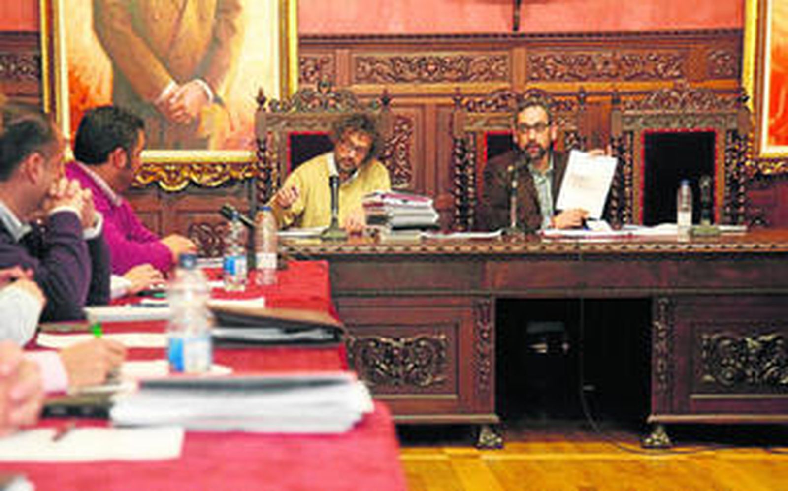 El alcalde de Ayamonte, Antonio Rodríguez Castillo, muestra durante el Pleno la documentación.