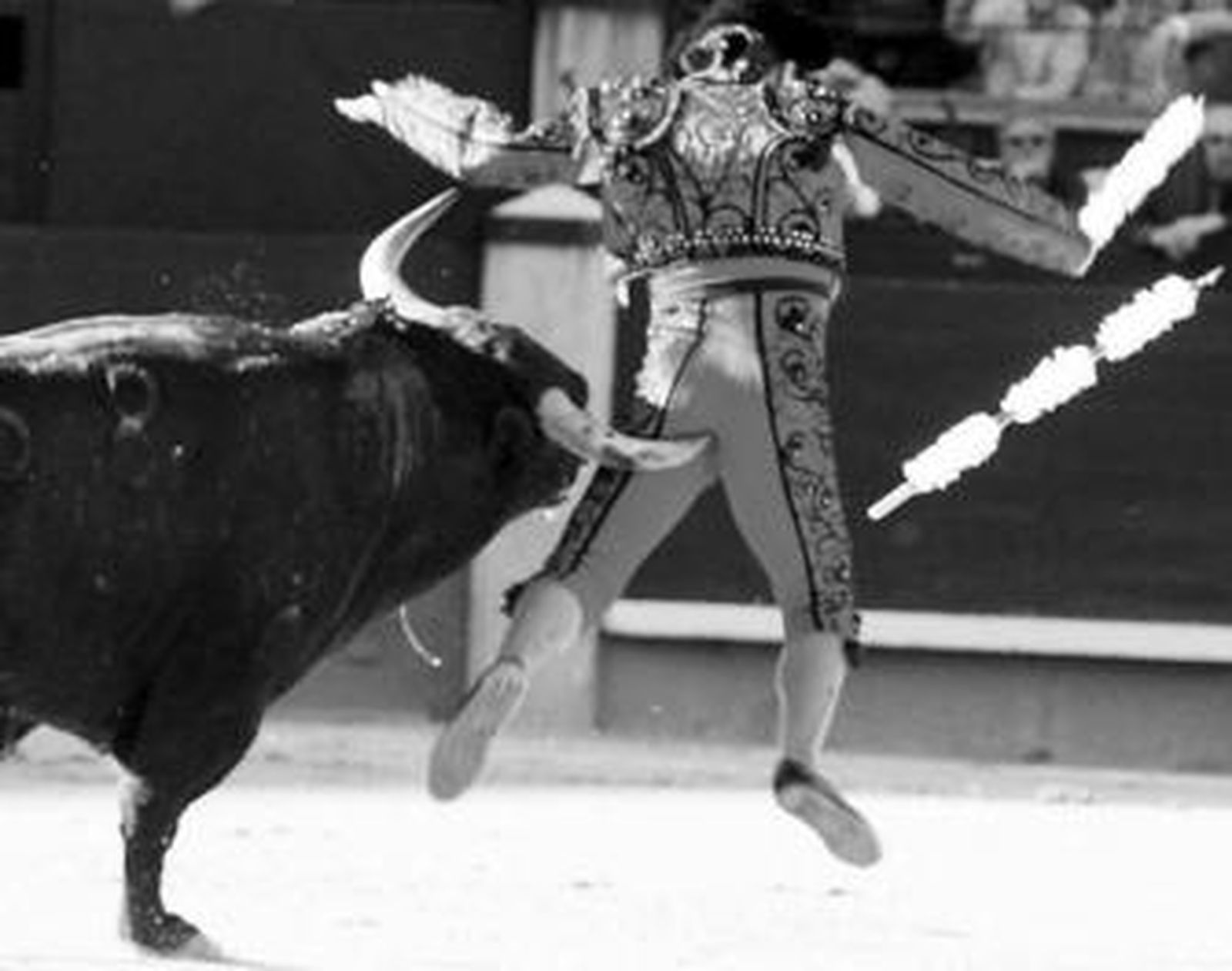 Instante en el que el banderillero El Ruso es empitonado en el ano por el primer novillo.